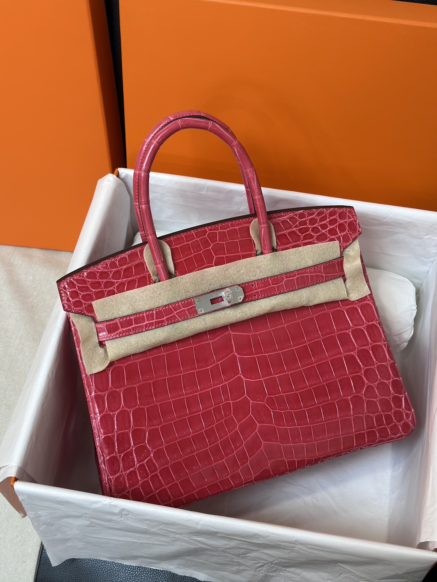 bk30   尼罗鳄  极致粉  银扣  现货

hcp进口 尼罗鳄三张皮制作，手工蜡线工艺。