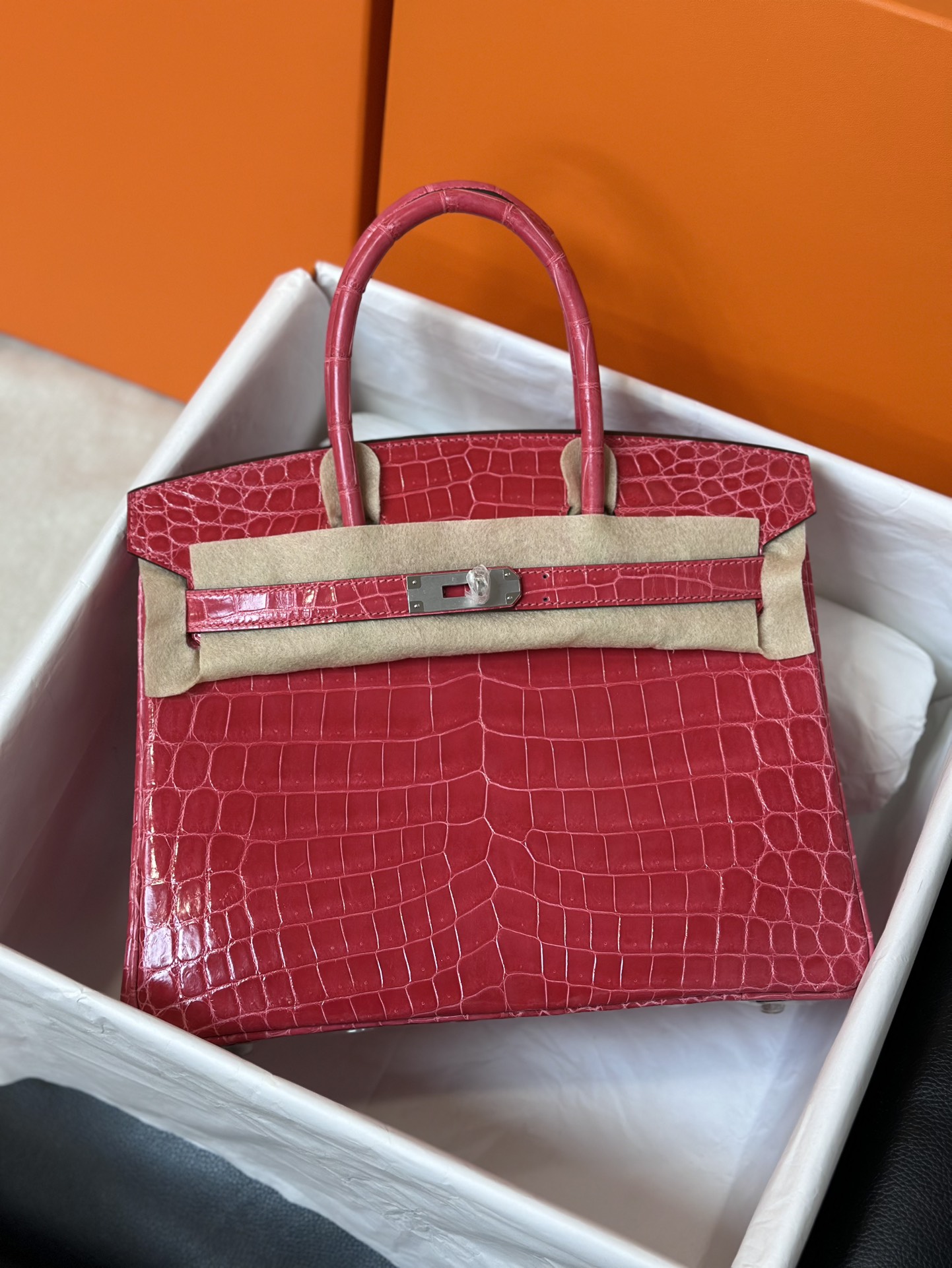 bk30   尼罗鳄  极致粉  银扣  现货

hcp进口 尼罗鳄三张皮制作，手工蜡线工艺。