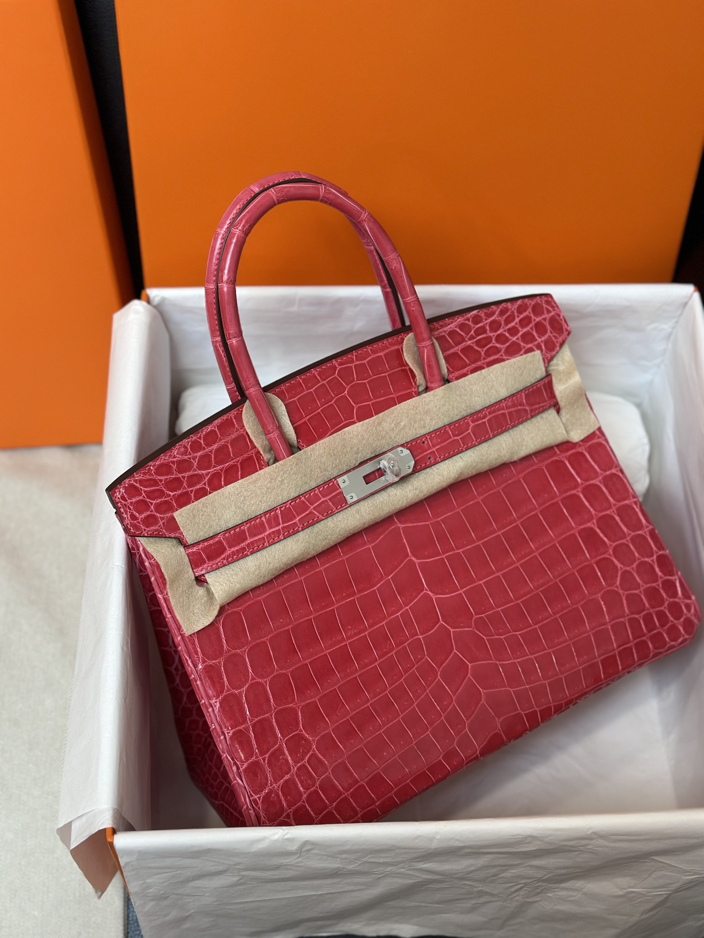 bk30   尼罗鳄  极致粉  银扣  现货

hcp进口 尼罗鳄三张皮制作，手工蜡线工艺。