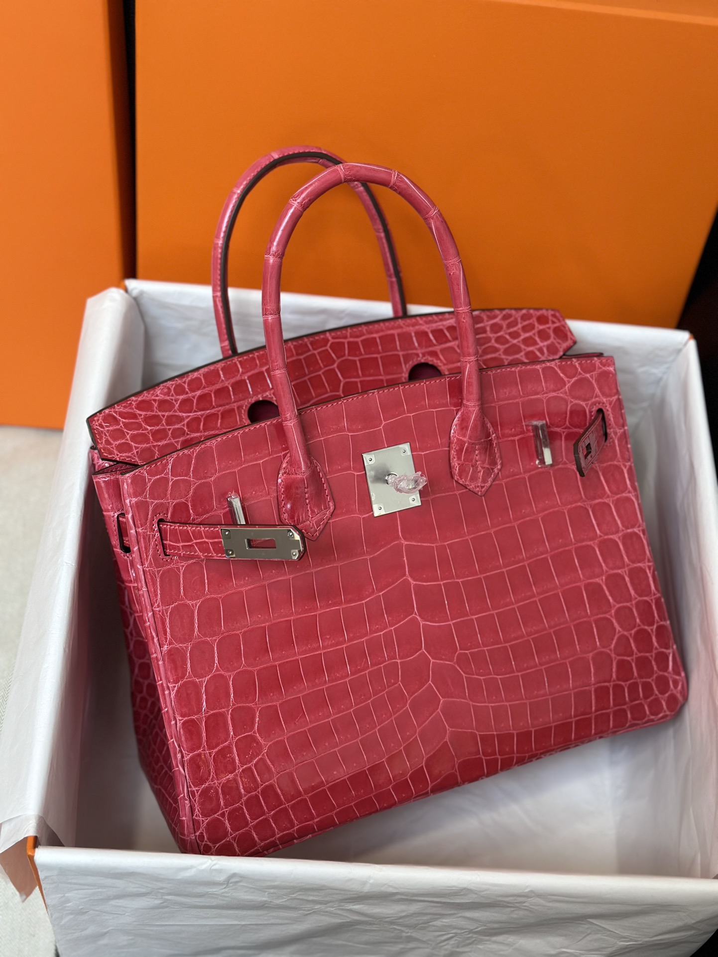 bk30   尼罗鳄  极致粉  银扣  现货

hcp进口 尼罗鳄三张皮制作，手工蜡线工艺。