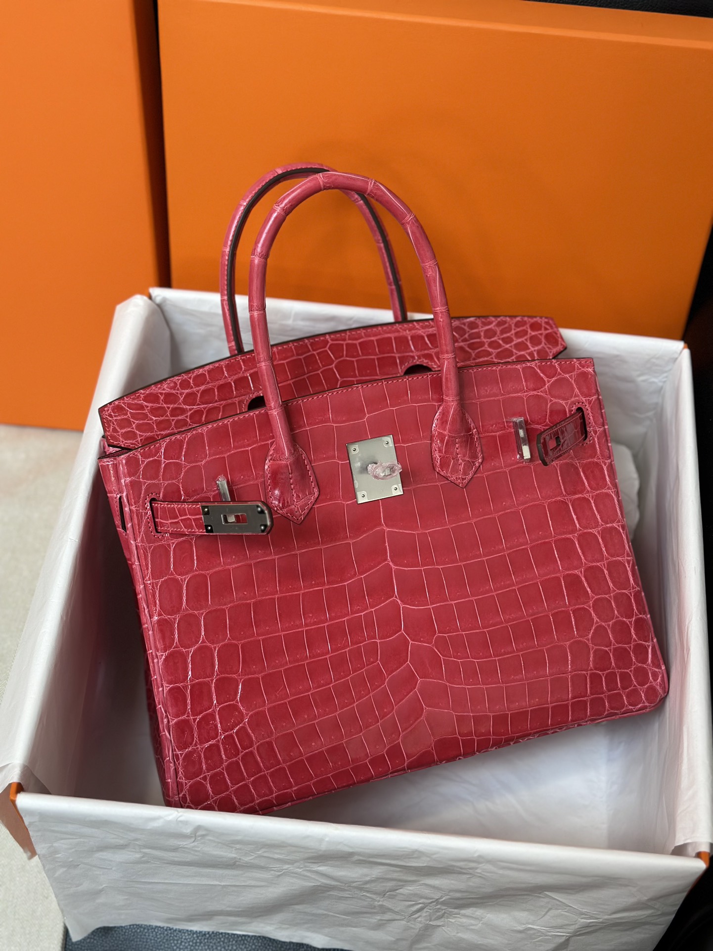 bk30   尼罗鳄  极致粉  银扣  现货

hcp进口 尼罗鳄三张皮制作，手工蜡线工艺。