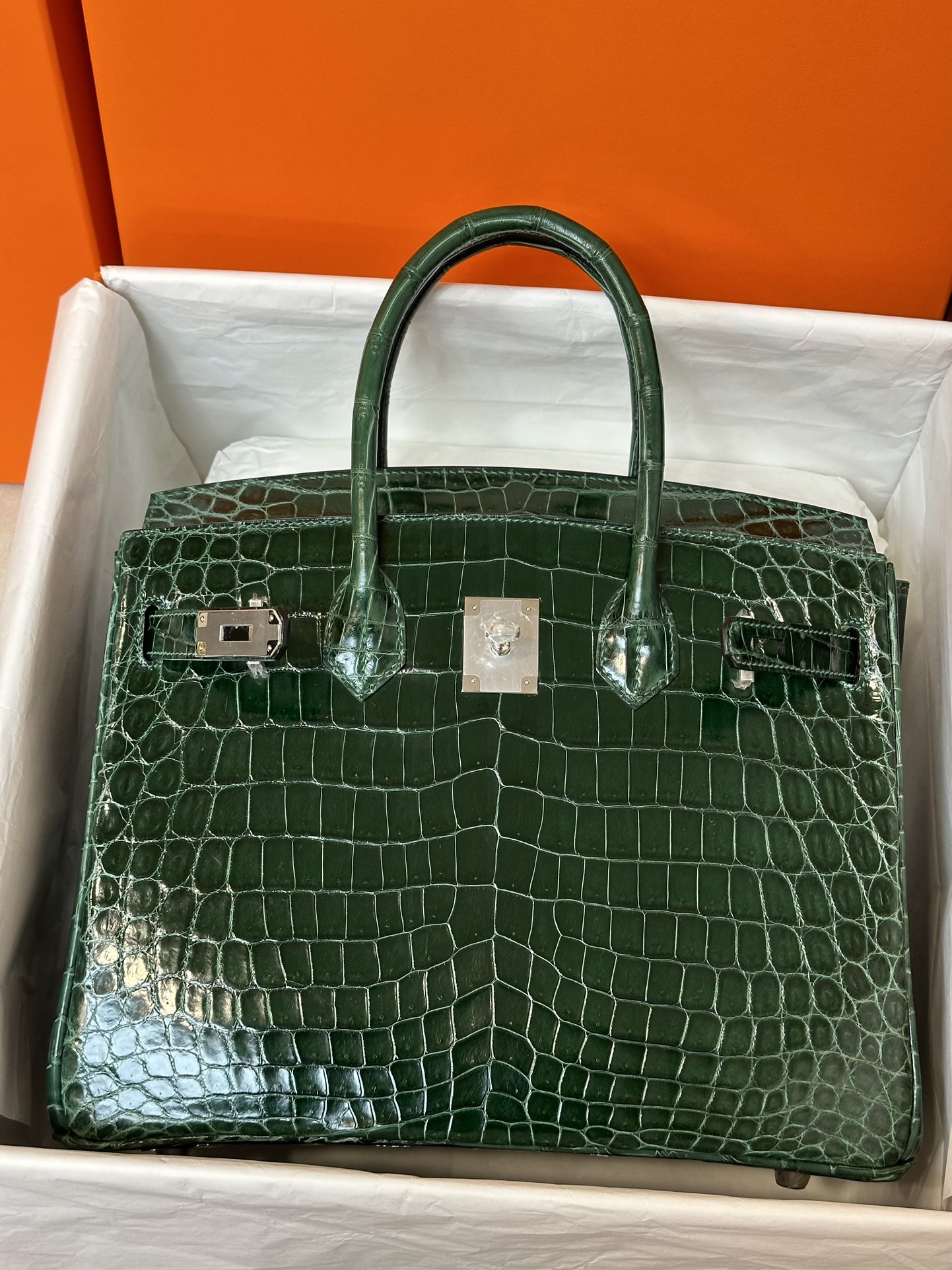 bk30    尼罗鳄  祖母绿   银扣 现货

hcp进口 尼罗鳄三张皮制作，手工蜡线工艺。