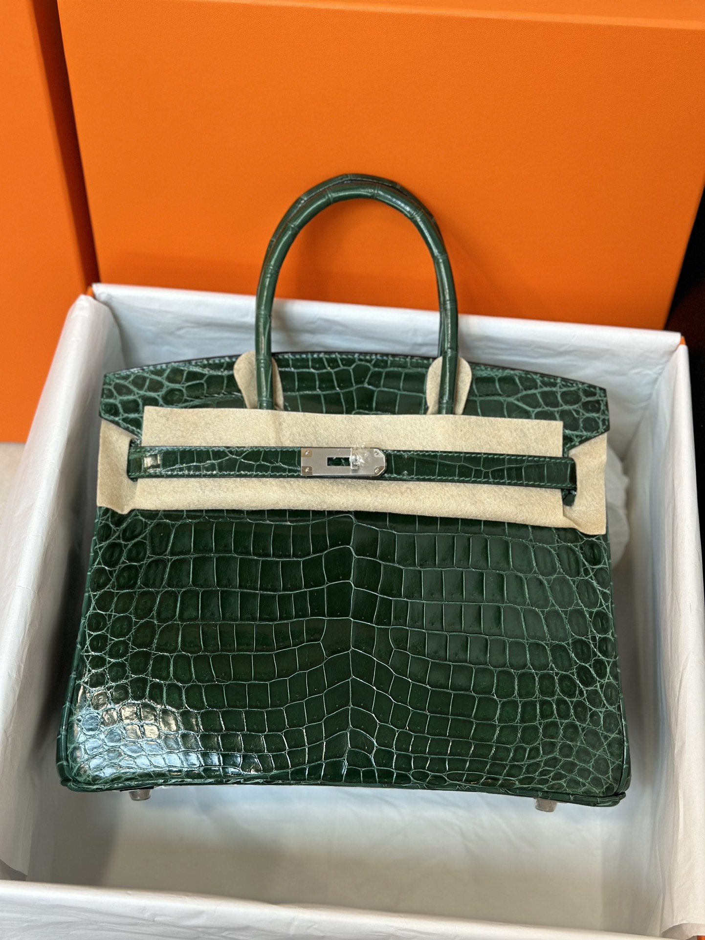 bk30    尼罗鳄  祖母绿   银扣 现货

hcp进口 尼罗鳄三张皮制作，手工蜡线工艺。