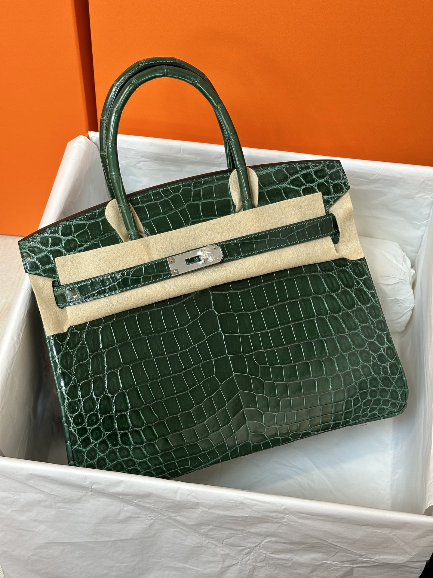 bk30    尼罗鳄  祖母绿   银扣 现货

hcp进口 尼罗鳄三张皮制作，手工蜡线工艺。