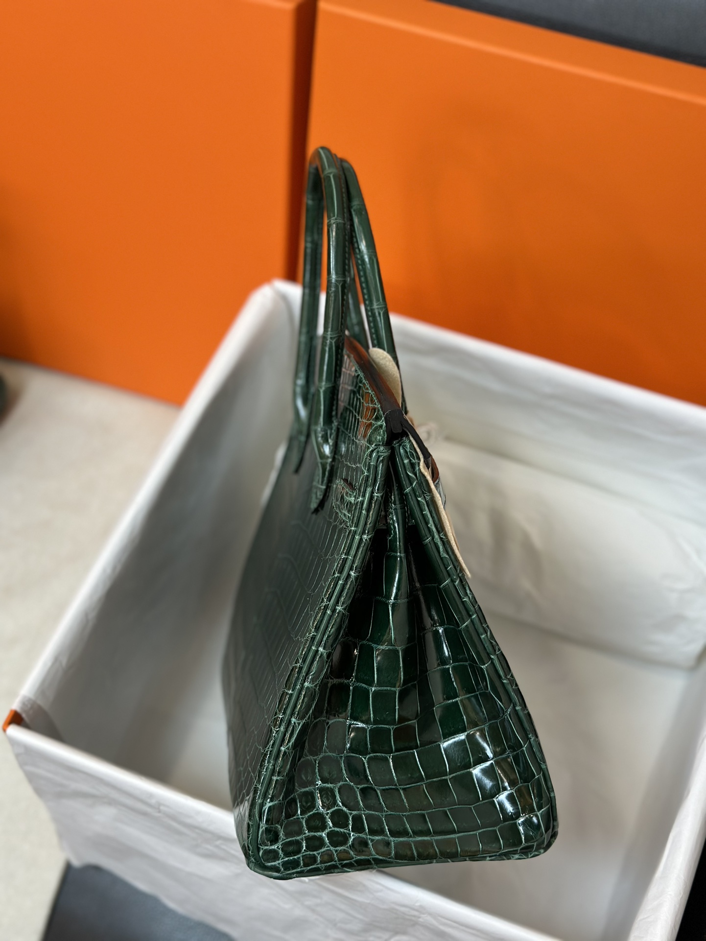 bk30    尼罗鳄  祖母绿   银扣 现货

hcp进口 尼罗鳄三张皮制作，手工蜡线工艺。