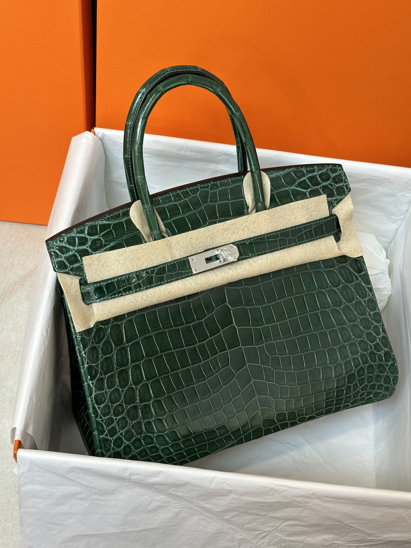 bk30    尼罗鳄  祖母绿   银扣 现货

hcp进口 尼罗鳄三张皮制作，手工蜡线工艺。