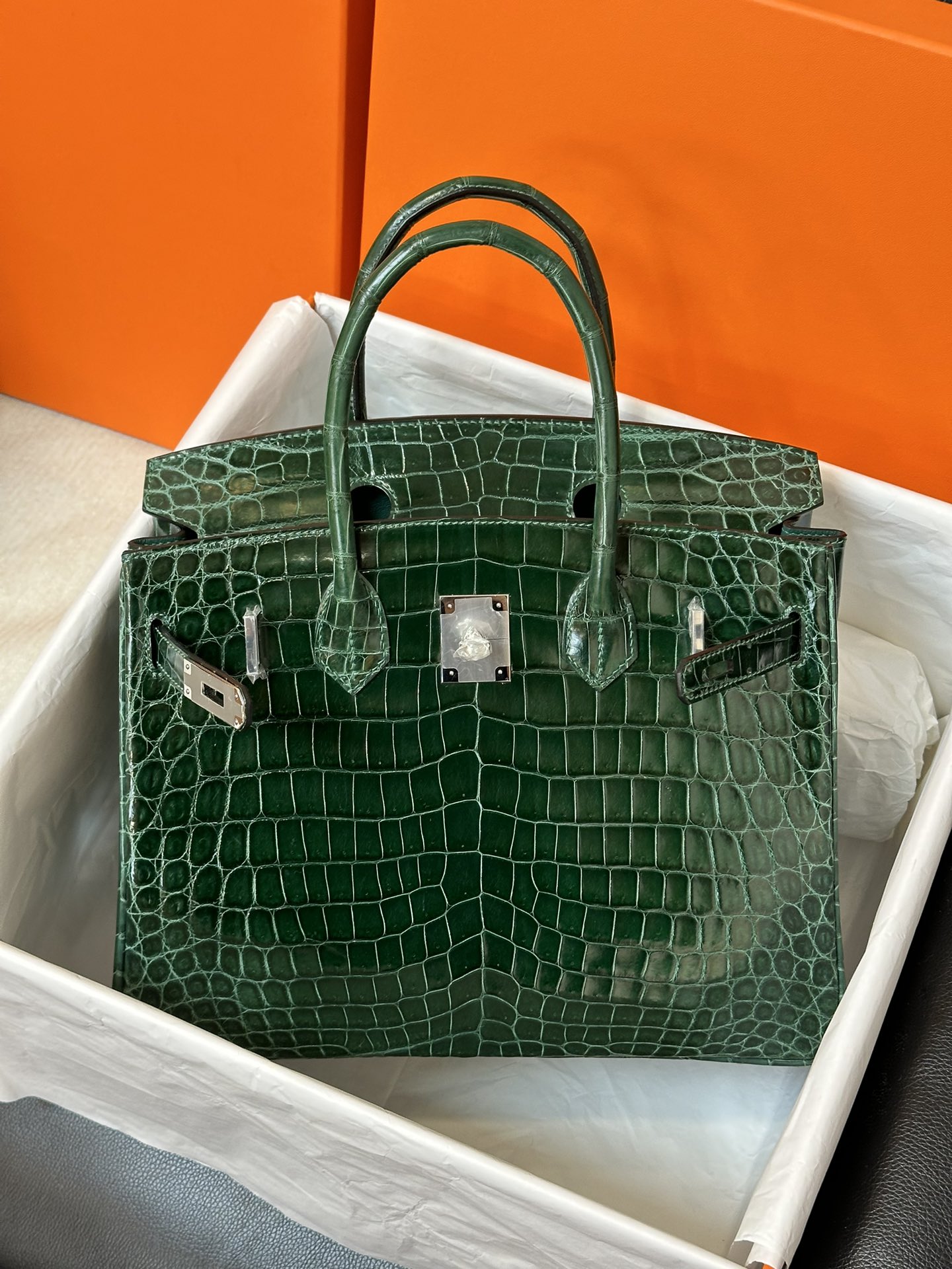 bk30    尼罗鳄  祖母绿   银扣 现货

hcp进口 尼罗鳄三张皮制作，手工蜡线工艺。