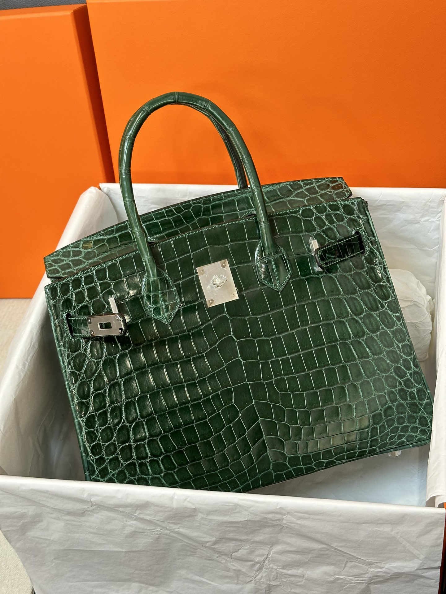 bk30    尼罗鳄  祖母绿   银扣 现货

hcp进口 尼罗鳄三张皮制作，手工蜡线工艺。