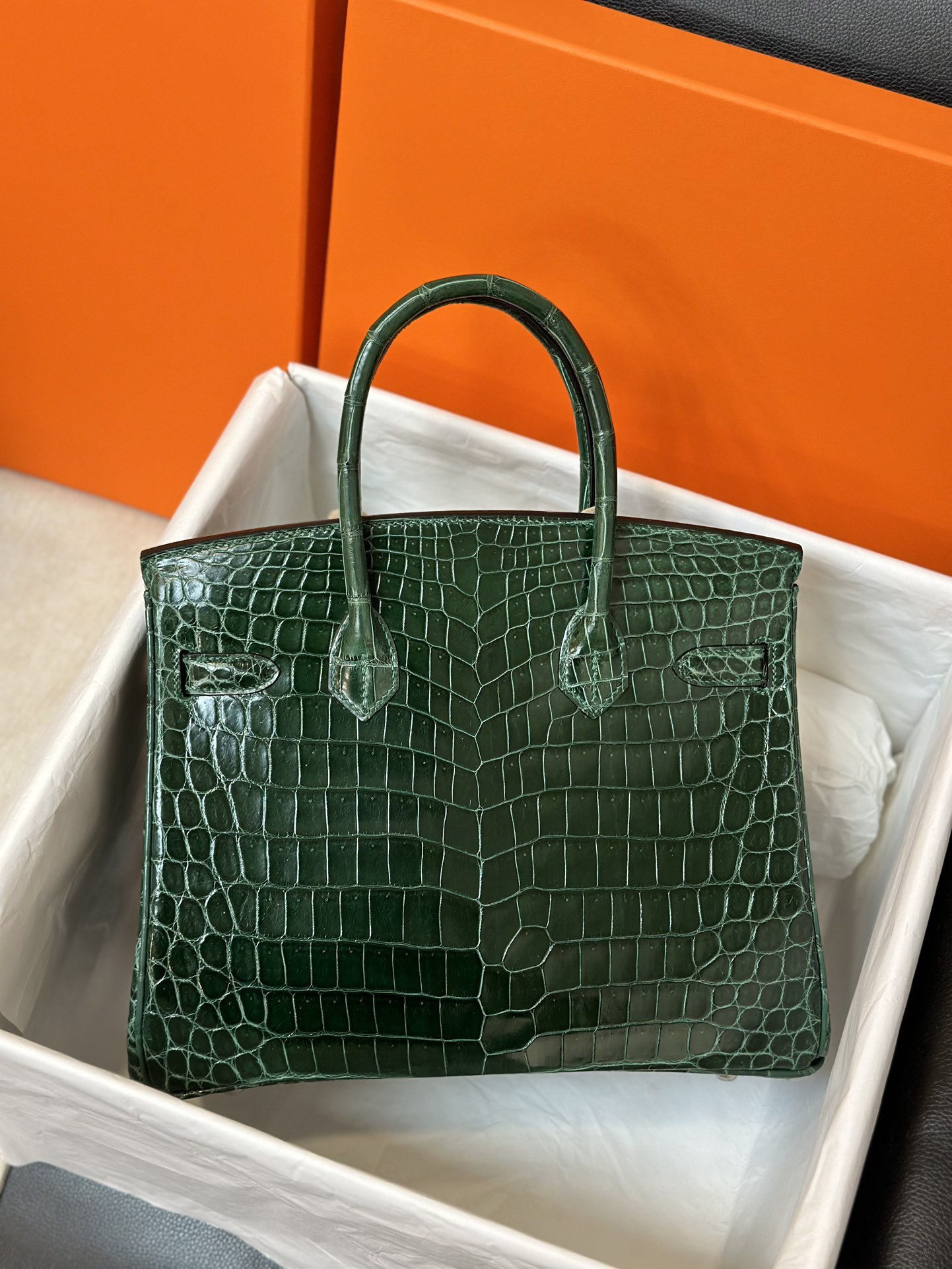 bk30    尼罗鳄  祖母绿   银扣 现货

hcp进口 尼罗鳄三张皮制作，手工蜡线工艺。