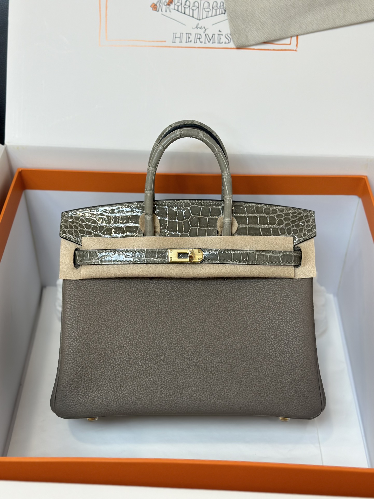 NO:701129,bk25 touch turtledove gray gold buckle, real shot, imported crocodile with togo leather, hand-stitched wax thread., Hermes, hermes, Hermes,19860909bk25 touch斑鸠灰 金扣 现货实拍 进口湾鳄搭配togo皮,手缝蜡线.,爱马仕,hermes,Hermes,,Bag
