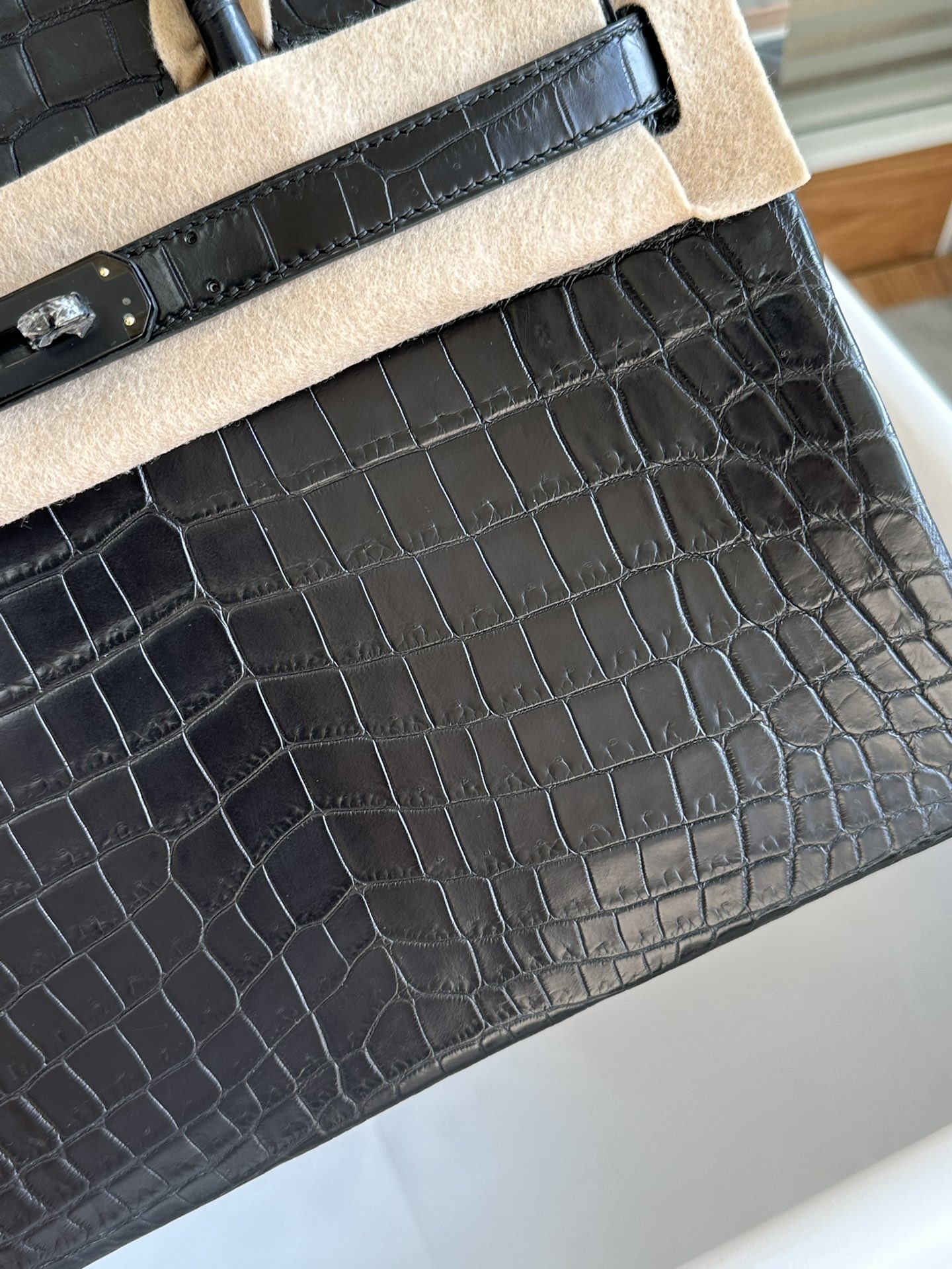 bk30   尼罗鳄    黑色  so black  黑扣  现货

手工钉  进口hcp纯水染三张皮   顶级手缝蜡线