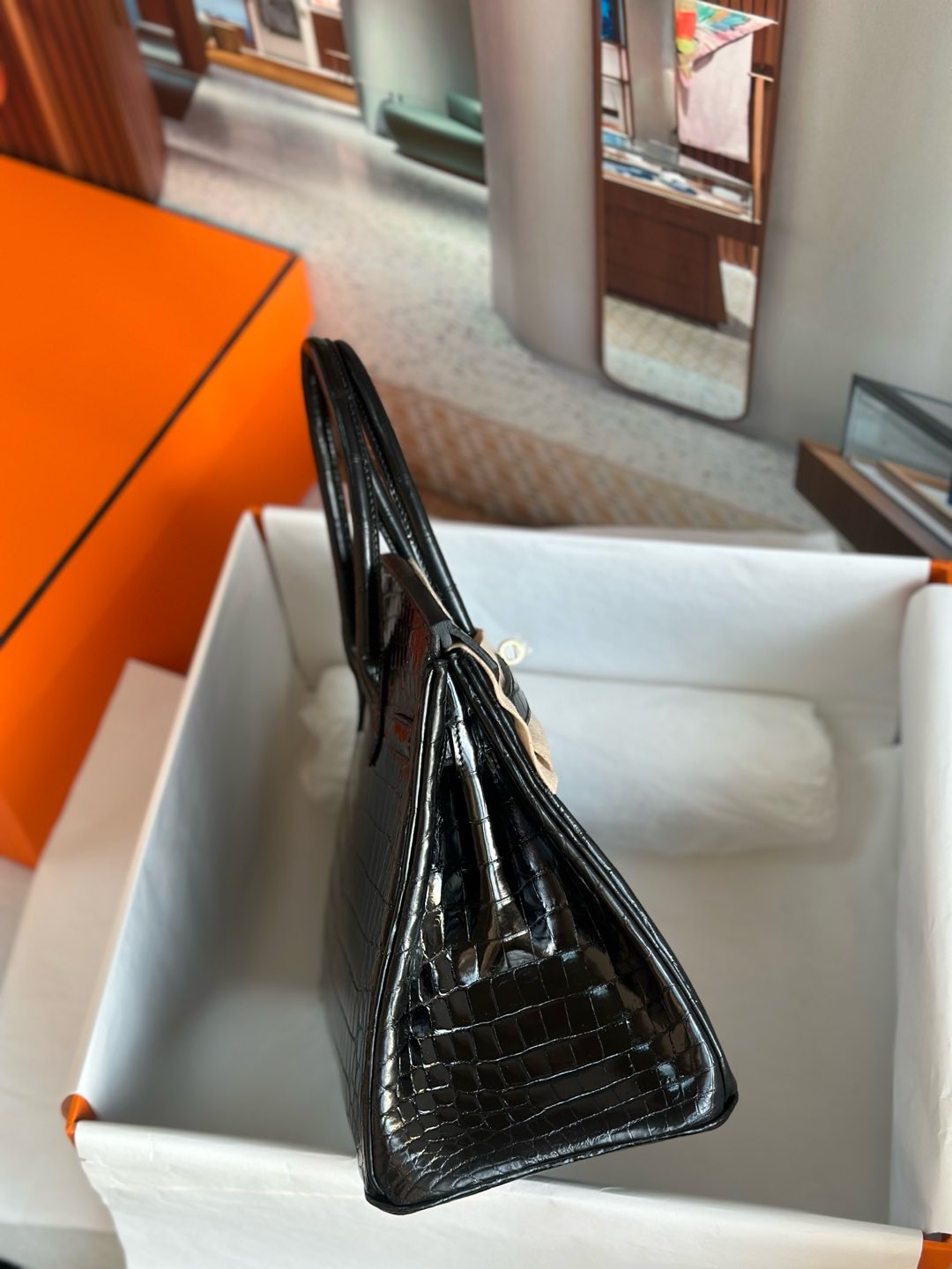 bk30CM.  尼罗鳄  黑色  金扣  现货  

进口尼罗鳄三张皮  手缝蜡线