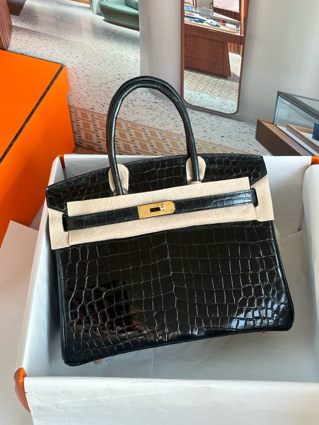 bk30CM.  尼罗鳄  黑色  金扣  现货  

进口尼罗鳄三张皮  手缝蜡线