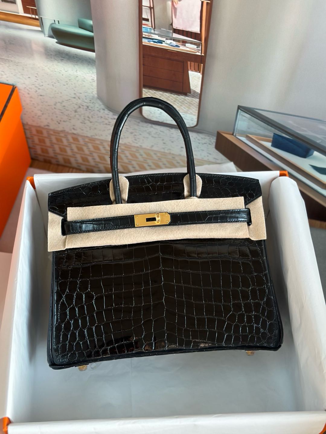 bk30CM.  尼罗鳄  黑色  金扣  现货  

进口尼罗鳄三张皮  手缝蜡线