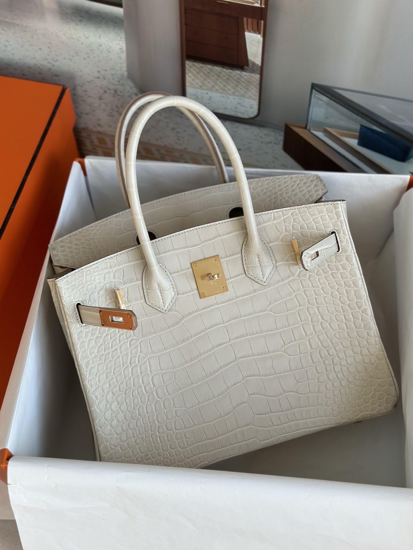 bk30   美洲鳄   冰川白   金扣  现货

进口hcp纯水染雾面美洲  三张皮   纯手缝