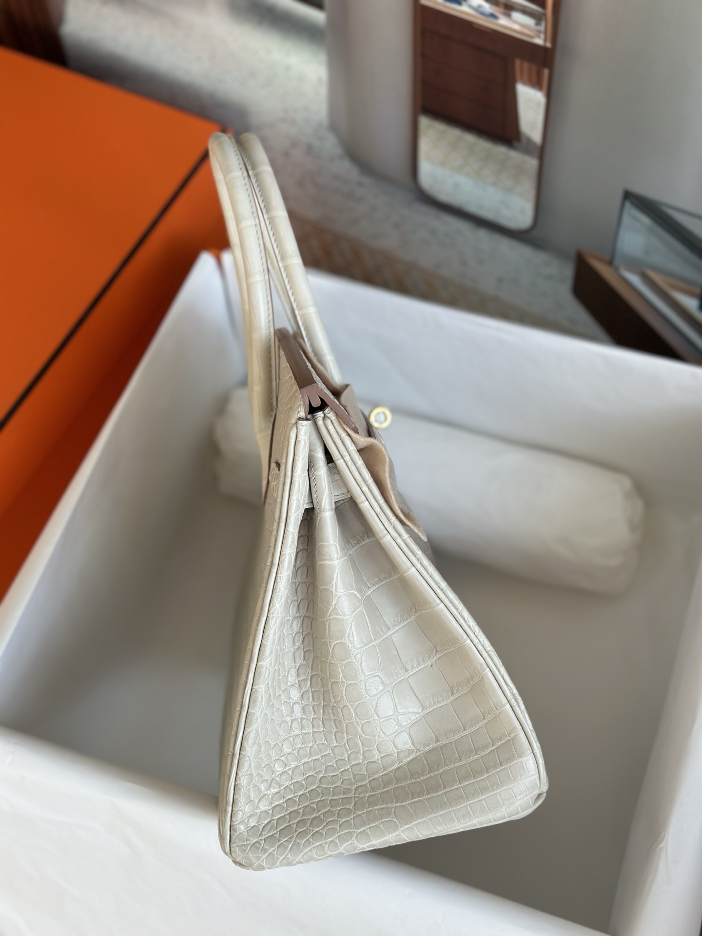 bk30   美洲鳄   冰川白   金扣  现货

进口hcp纯水染雾面美洲  三张皮   纯手缝