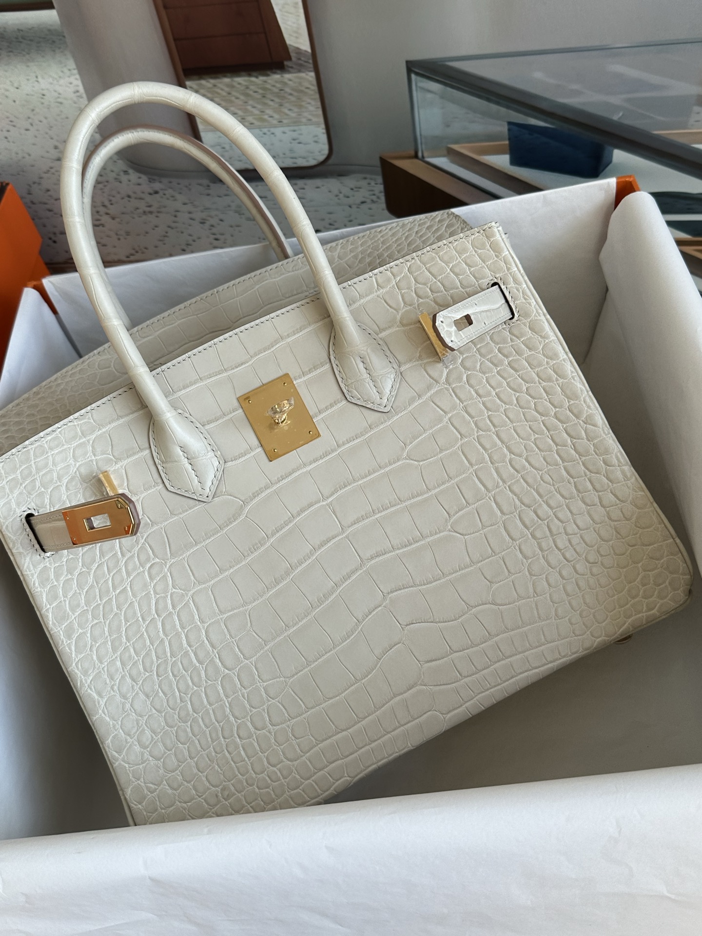 bk30   美洲鳄   冰川白   金扣  现货

进口hcp纯水染雾面美洲  三张皮   纯手缝