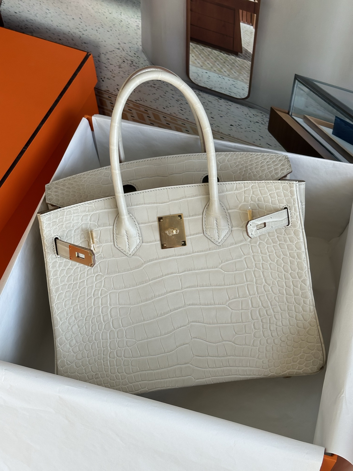 bk30   美洲鳄   冰川白   金扣  现货

进口hcp纯水染雾面美洲  三张皮   纯手缝