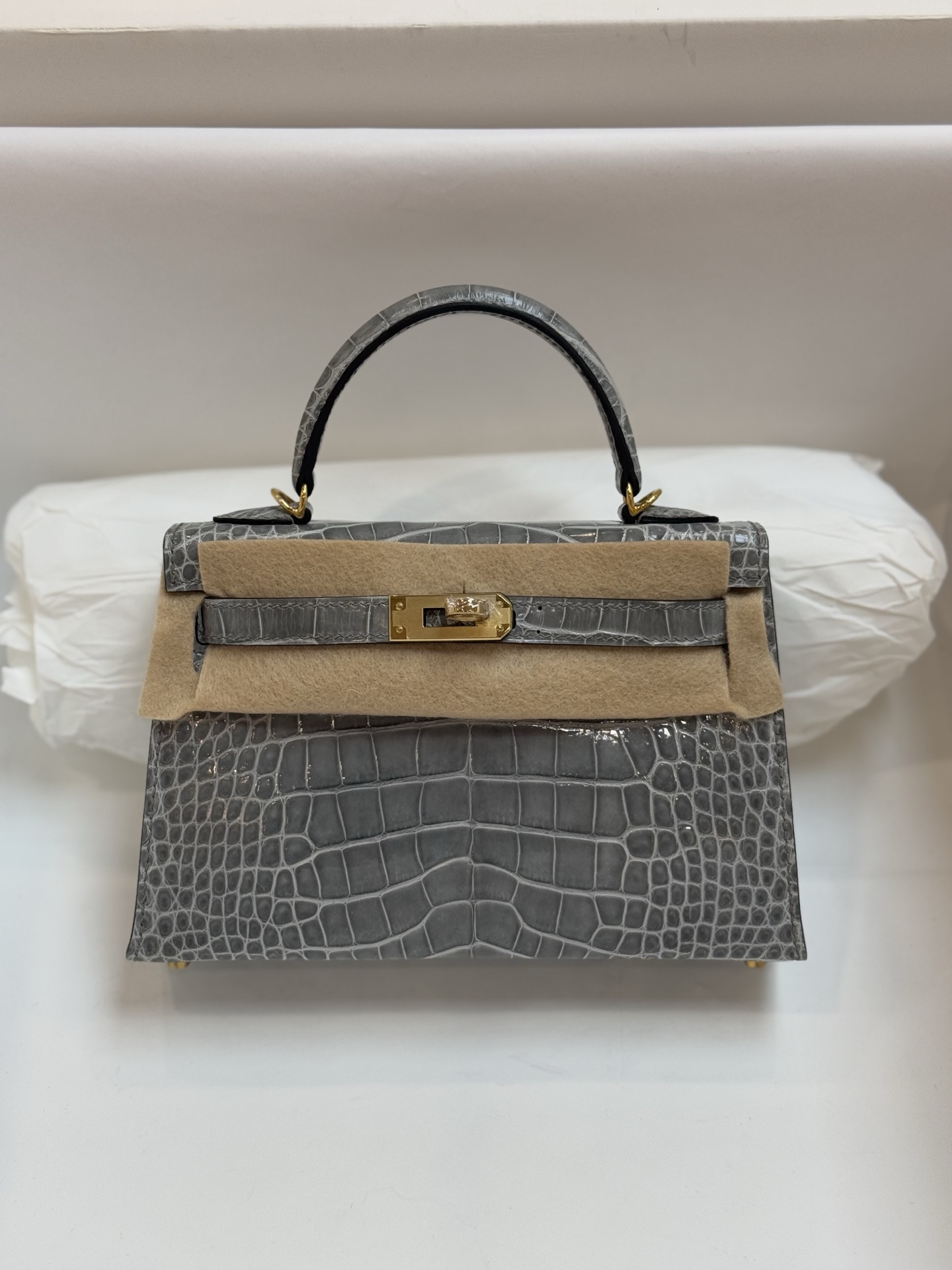 NO:699867,Kelly mini second generation 19cm American crocodile, crystal gray, gold buckle, hand-made nails, imported glossy American crocodile, top hand-stitched wax thread, real stock., Hermes, hermes, Hermes,19860909Kelly mini二代19cm 美洲鳄 水晶灰 金扣 手工钉  进口亮面美洲鳄,顶级手缝蜡线,现货实拍.,爱马仕,hermes,Hermes,,Bag