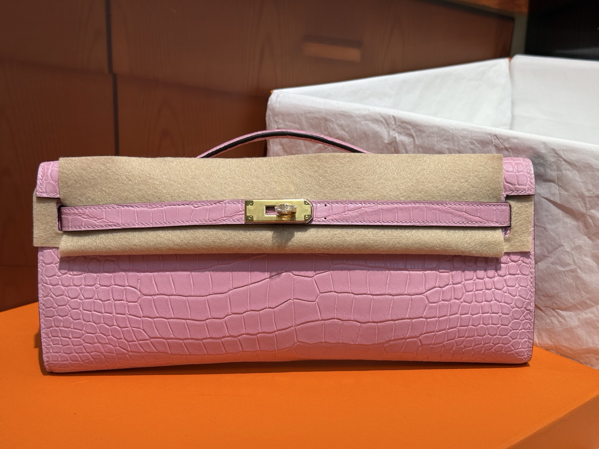NO:717887,Evening bag Kelly cut 31cm cherry blossom pink gold buckle in stock imported hc crocodile top hand sewing technology, Hermes, hermes, Hermes,19860909晚宴包 Kelly cut 31cm樱花粉 金扣 现货 进口hc湾鳄顶级手缝工艺,爱马仕,hermes,Hermes,,Bag