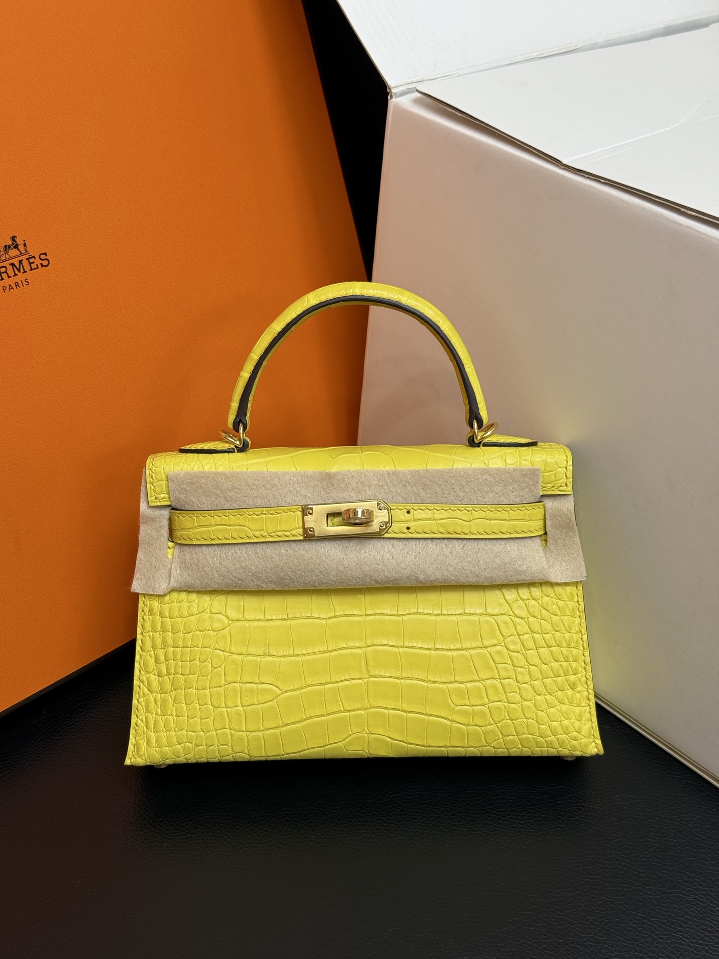 NO:699871,Kelly mini second generation 19CM. Calendula yellow gold buckle in stock, imported hc water-dyed American crocodile skin, top hand-stitched wax thread., Hermes, hermes, crocodile skin, Hermes,19860909Kelly mini二代19CM.金盏花黄 金扣现货 进口hc水染美洲鳄鱼皮,顶级手缝蜡线.,爱马仕,hermes,crocodile skin,Hermes,,Bag