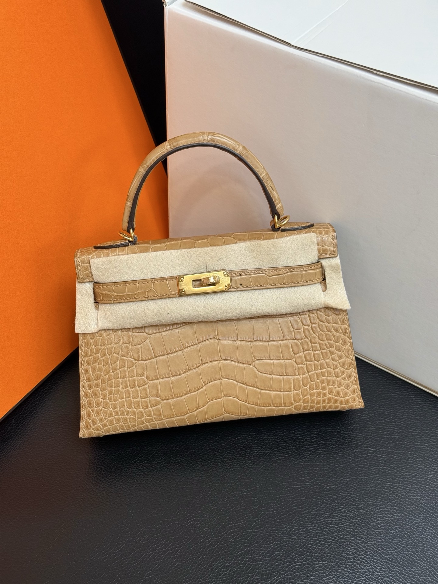NO:699870,Kelly mini second generation 19CM. Milk tea color gold buckle in stock, imported hc water-dyed American crocodile skin, top hand-stitched wax thread., Hermes, hermes, crocodile skin, Hermes,19860909Kelly mini二代19CM.奶茶色金扣现货 进口hc水染美洲鳄鱼皮,顶级手缝蜡线.,爱马仕,hermes,crocodile skin,Hermes,,Bag