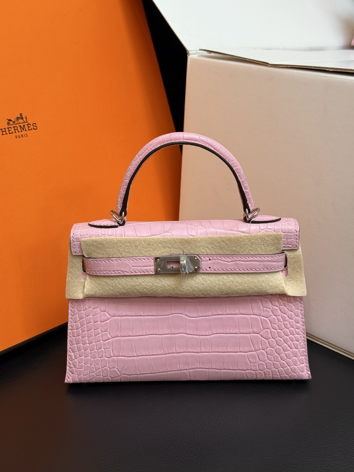 NO:699873,Kelly mini second generation 19CM. Sakura pink silver buckle in stock, imported hc water-dyed American crocodile skin, top hand-stitched wax thread., Hermes, hermes, crocodile skin, Hermes,19860909Kelly mini二代19CM.樱花粉银扣现货 进口hc水染美洲鳄鱼皮,顶级手缝蜡线.,爱马仕,hermes,crocodile skin,Hermes,,Bag