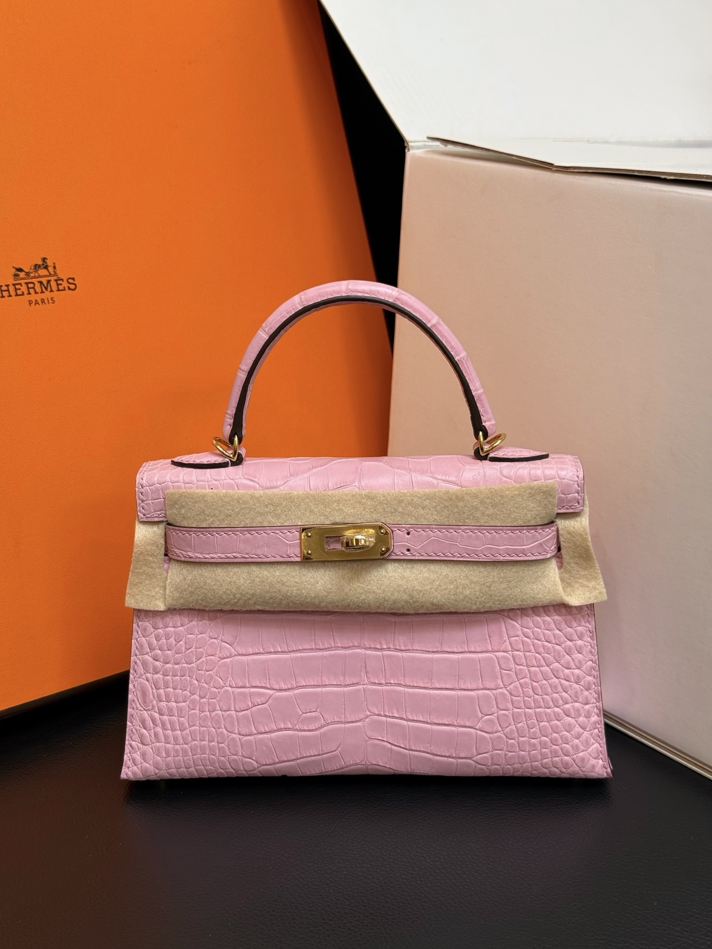 NO:699875,Kelly mini second generation 19CM. Sakura pink gold buckle in stock, imported hc water-dyed American crocodile skin, top hand-stitched wax thread., Hermes, hermes, crocodile skin, Hermes,19860909Kelly mini二代19CM.樱花粉金扣现货 进口hc水染美洲鳄鱼皮,顶级手缝蜡线.,爱马仕,hermes,crocodile skin,Hermes,,Bag