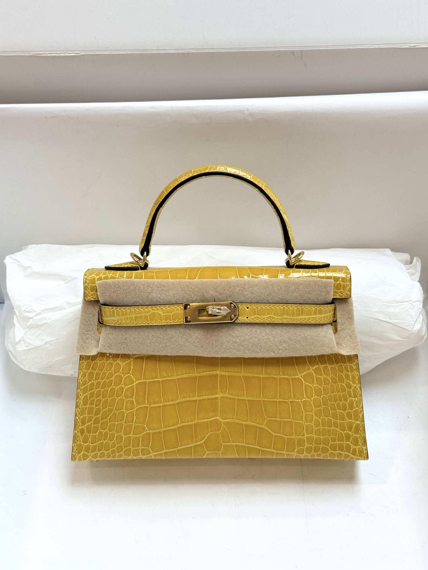 NO:699849,Kelly mini second generation 19CM. Amber gold buckle in stock, imported glossy American crocodile, top hand-stitched wax thread., Hermes, hermes, Hermes,19860909Kelly mini二代19CM. 琥珀黄金扣 现货 进口亮面美洲鳄,顶级手缝蜡线.,爱马仕,hermes,Hermes,,Bag