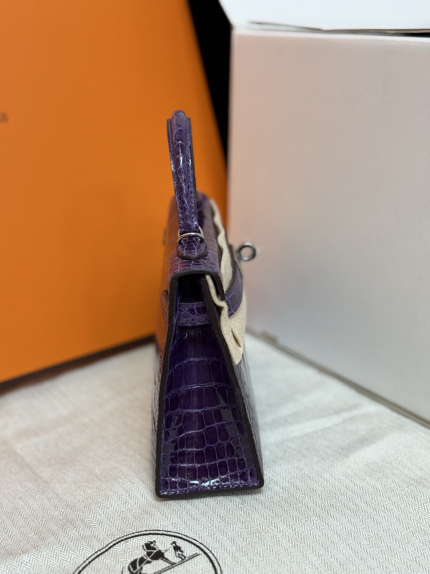 mini二代19CM.   迷你 凯莉 美洲鳄   加仑紫  银扣  现货

进口美洲鳄   手工钉   顶级手缝蜡线