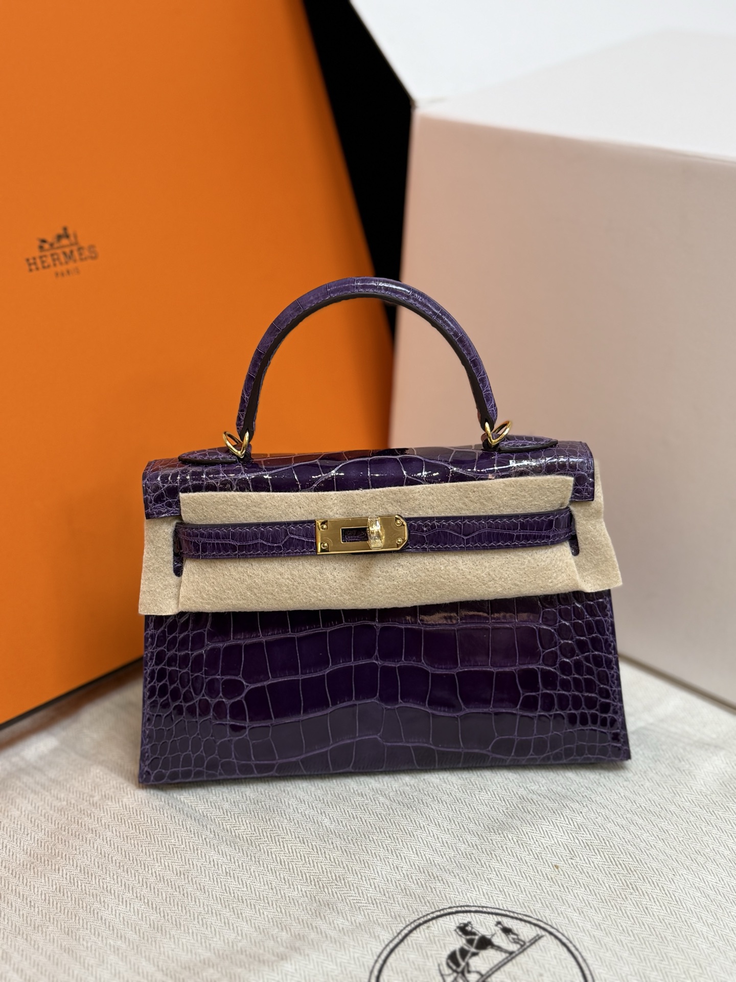 NO:699865,Kelly mini second generation 19CM. American crocodile purple gold buckle in stock imported American crocodile hand-nailed top hand sewing wax thread, Hermes, hermes, Hermes,19860909Kelly mini二代19CM.美洲鳄加仑紫 金扣 现货 进口美洲鳄手工钉顶级手缝蜡线,爱马仕,hermes,Hermes,,Bag