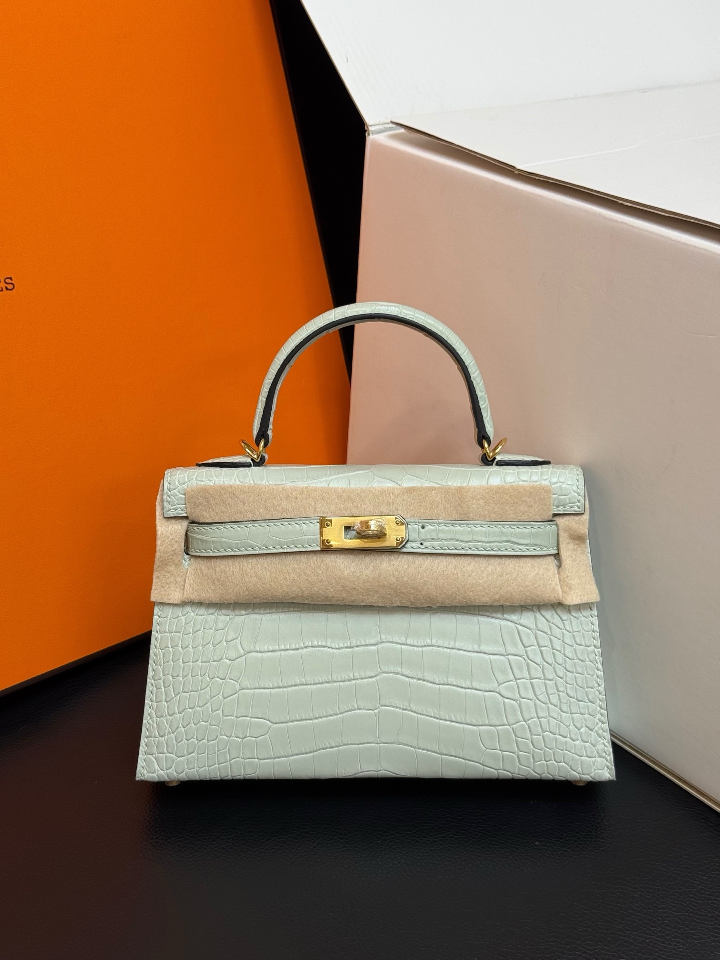 NO:699858,Kelly mini second generation 19CM. Ice crystal gray gold buckle in stock, imported water-dyed matte American crocodile skin, top hand-stitched wax thread., Hermes, hermes, crocodile skin, Hermes,19860909Kelly mini二代19CM. 冰晶灰金扣现货 进口水染雾面美洲鳄鱼皮,顶级手缝蜡线.,爱马仕,hermes,crocodile skin,Hermes,,Bag