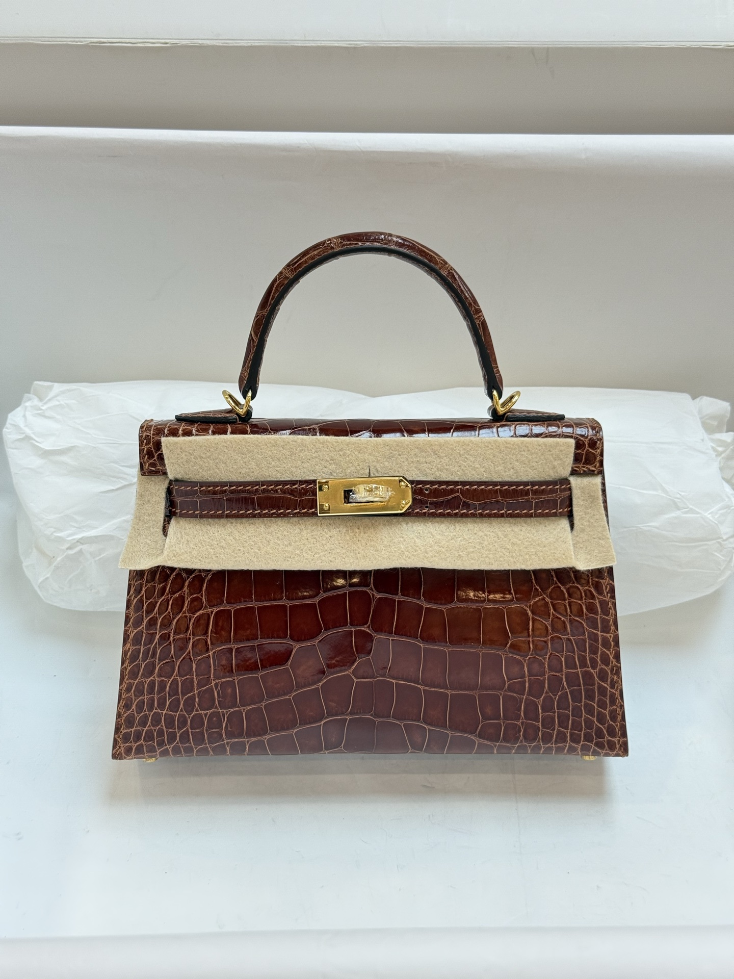 NO:699843,Kelly mini second generation 19CM. Honey brown gold buckle in stock imported hc American crocodile, top hand sewing wax thread., Hermes, hermes, Hermes,19860909Kelly mini二代19CM. 蜜糖棕金扣 现货 进口hc美洲鳄,顶级手缝蜡线.,爱马仕,hermes,Hermes,,Bag