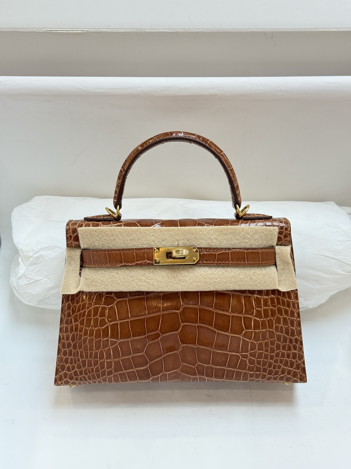 NO:699846,Kelly mini second generation 19CM. Caramel color gold buckle in stock imported hc American crocodile, top hand sewing wax thread., Hermes, hermes, Hermes,19860909Kelly mini二代19CM.焦糖色 金扣 现货 进口hc美洲鳄,顶级手缝蜡线.,爱马仕,hermes,Hermes,,Bag