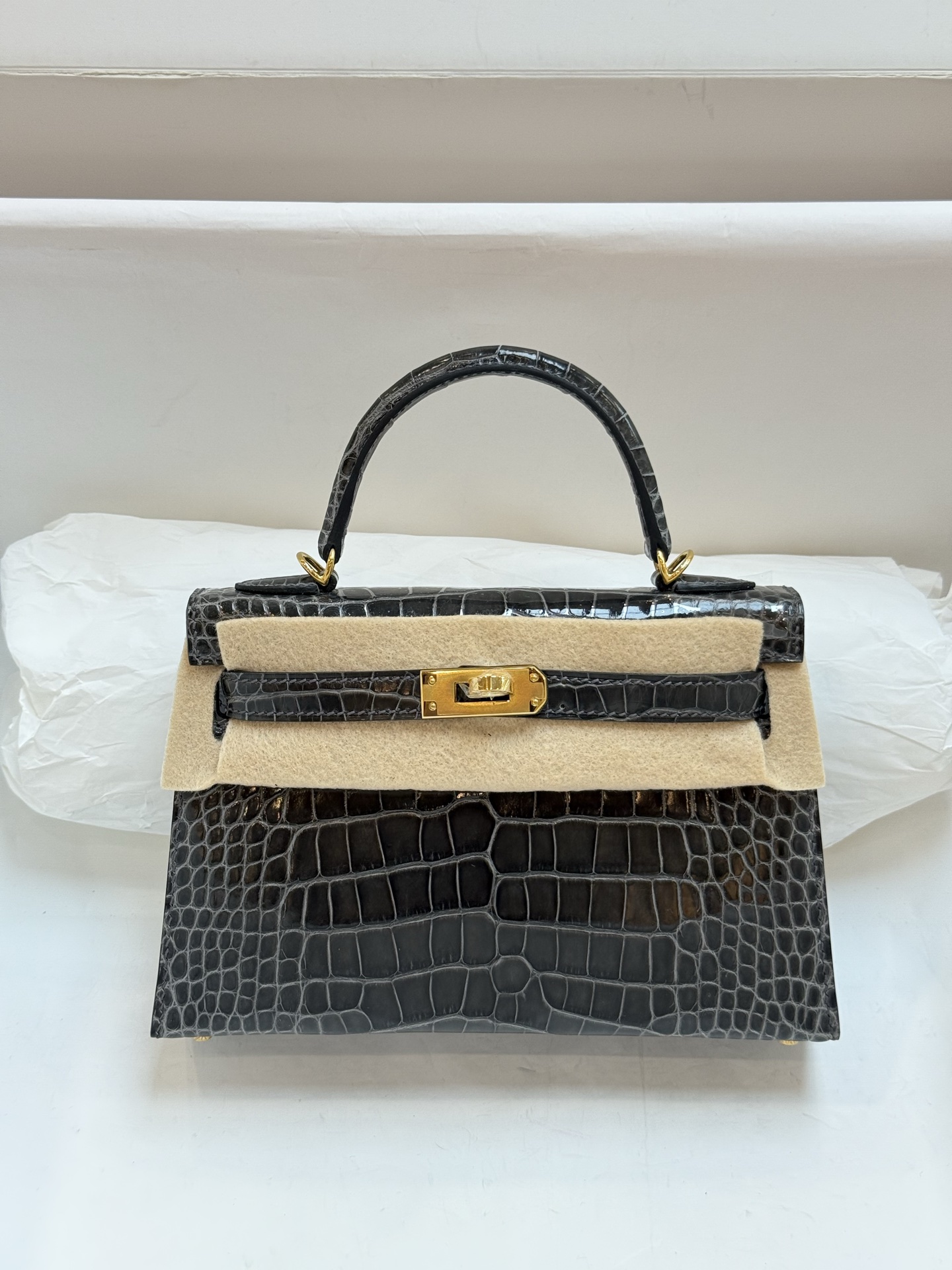 NO:699860,Kelly mini second generation 19CM. Graphite gray gold buckle in stock imported hc American crocodile, top hand sewing wax thread., Hermes, hermes, Hermes,19860909Kelly mini二代19CM. 石墨灰金扣 现货 进口hc美洲鳄,顶级手缝蜡线.,爱马仕,hermes,Hermes,,Bag
