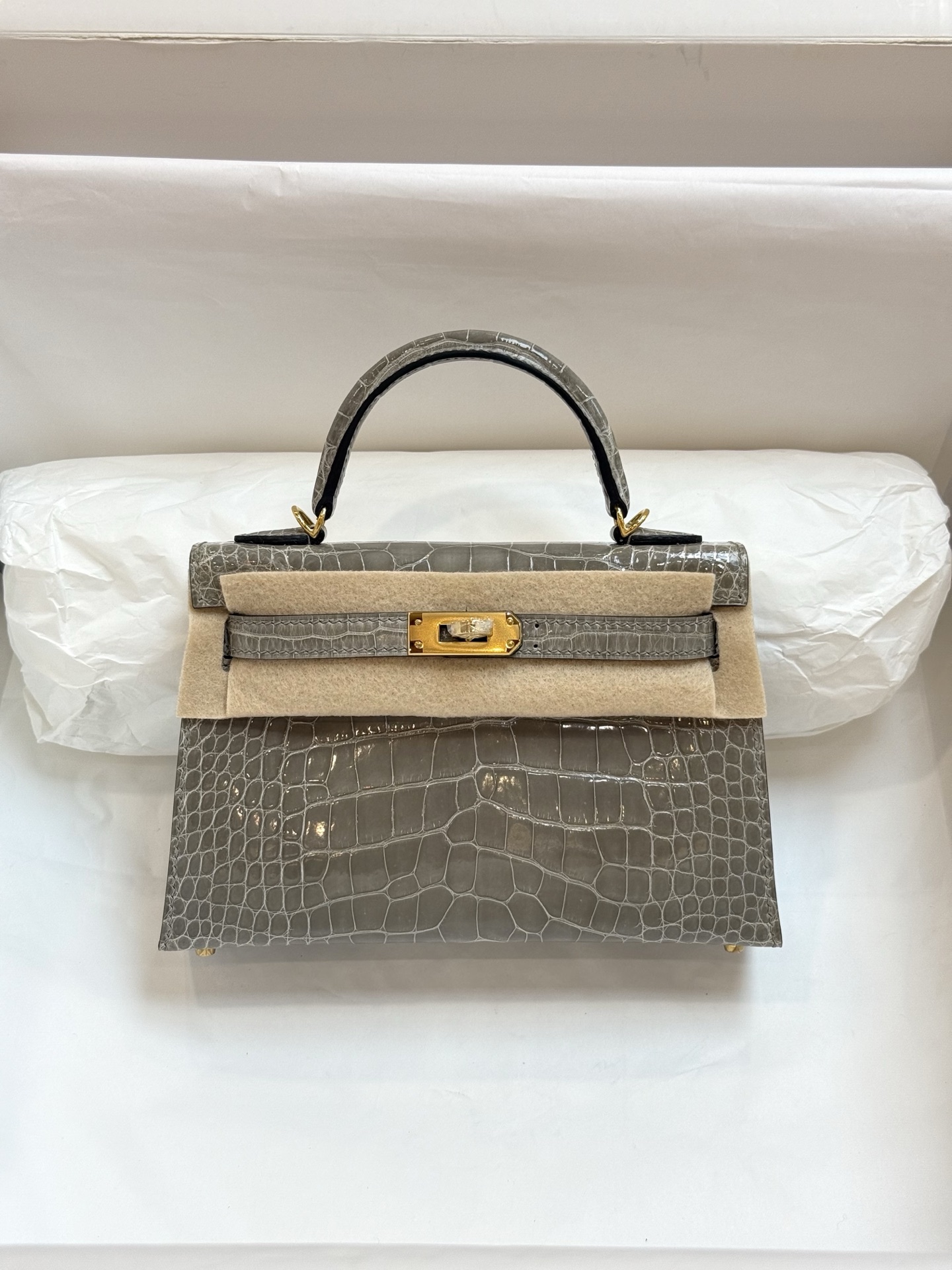 NO:699844,Kelly mini second generation 19cm American crocodile turtledove gray gold buckle hand-made nails imported glossy American crocodile, top hand-stitched wax thread, real stock. Hermes, hermes, Hermes,19860909Kelly mini二代19cm 美洲鳄斑鸠灰 金扣 手工钉  进口亮面美洲鳄,顶级手缝蜡线,现货实拍.,爱马仕,hermes,Hermes,,Bag