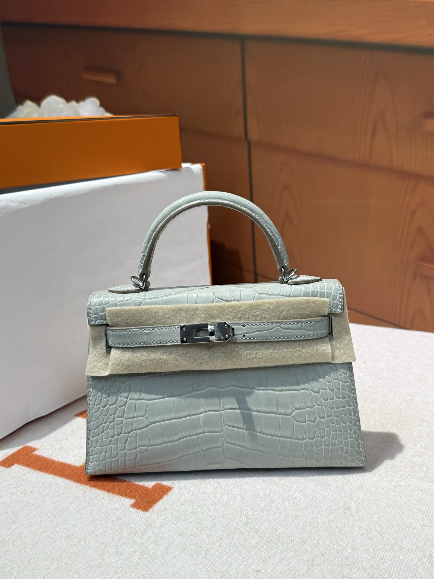 NO:699864,Kelly mini second generation 19cm American crocodile pearl gray silver buckle, imported hc water dyed American crocodile, top hand sewing wax thread, Hermes, hermes, Hermes,19860909Kelly mini二代19cm美洲鳄珍珠灰银扣 进口hc水染美洲鳄 顶级手缝蜡线,爱马仕,hermes,Hermes,,Bag