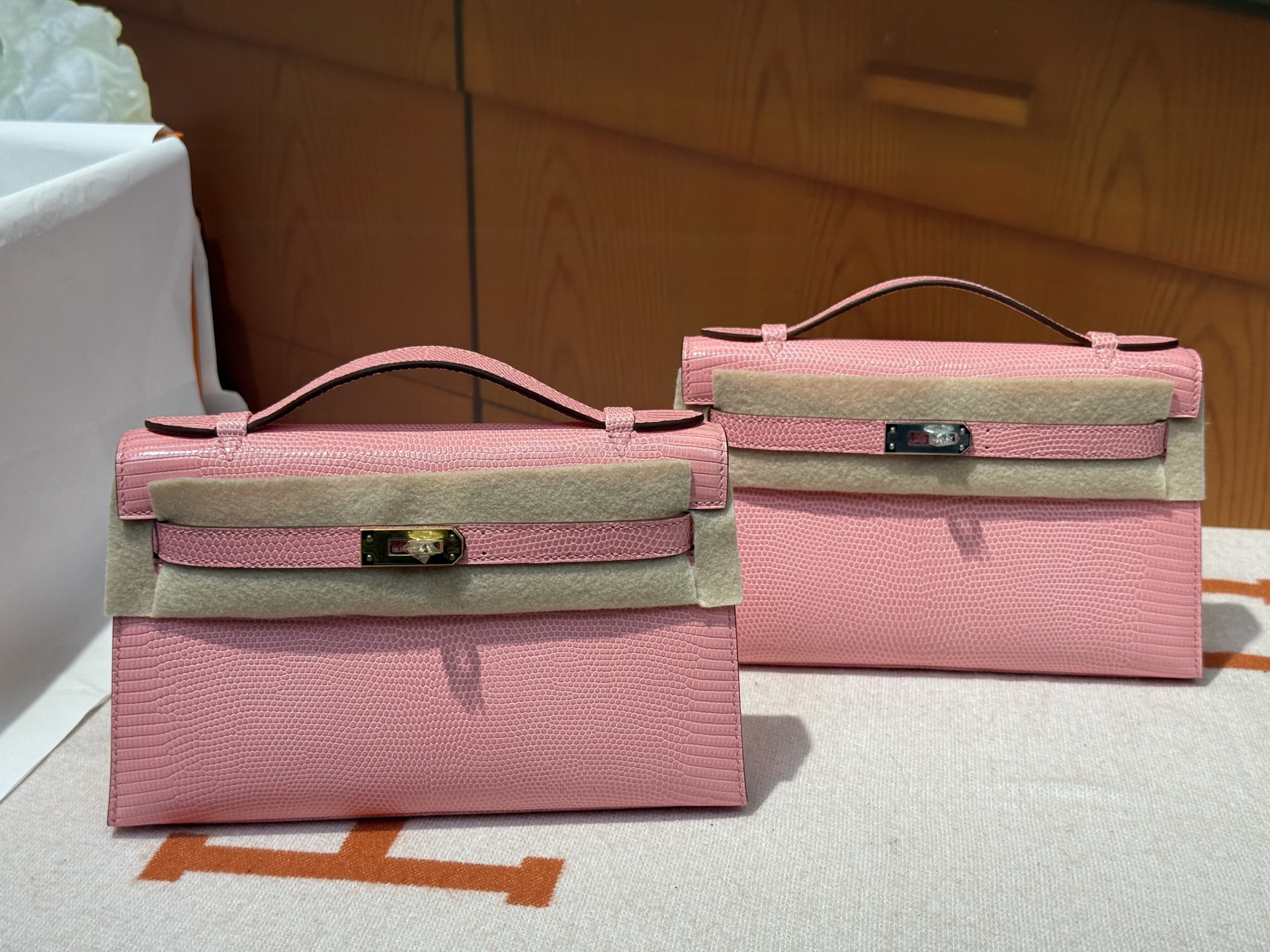 NO:700504,First generation 22cm cherry blossom pink gold buckle in stock imported hc lizard skin pattern making top hand sewing wax thread, Hermes, hermes, Hermes,19860909一代22cm 樱花粉 金扣现货 进口hc蜥蜴皮 对版制作顶级手缝蜡线,爱马仕,hermes,Hermes,,Bag