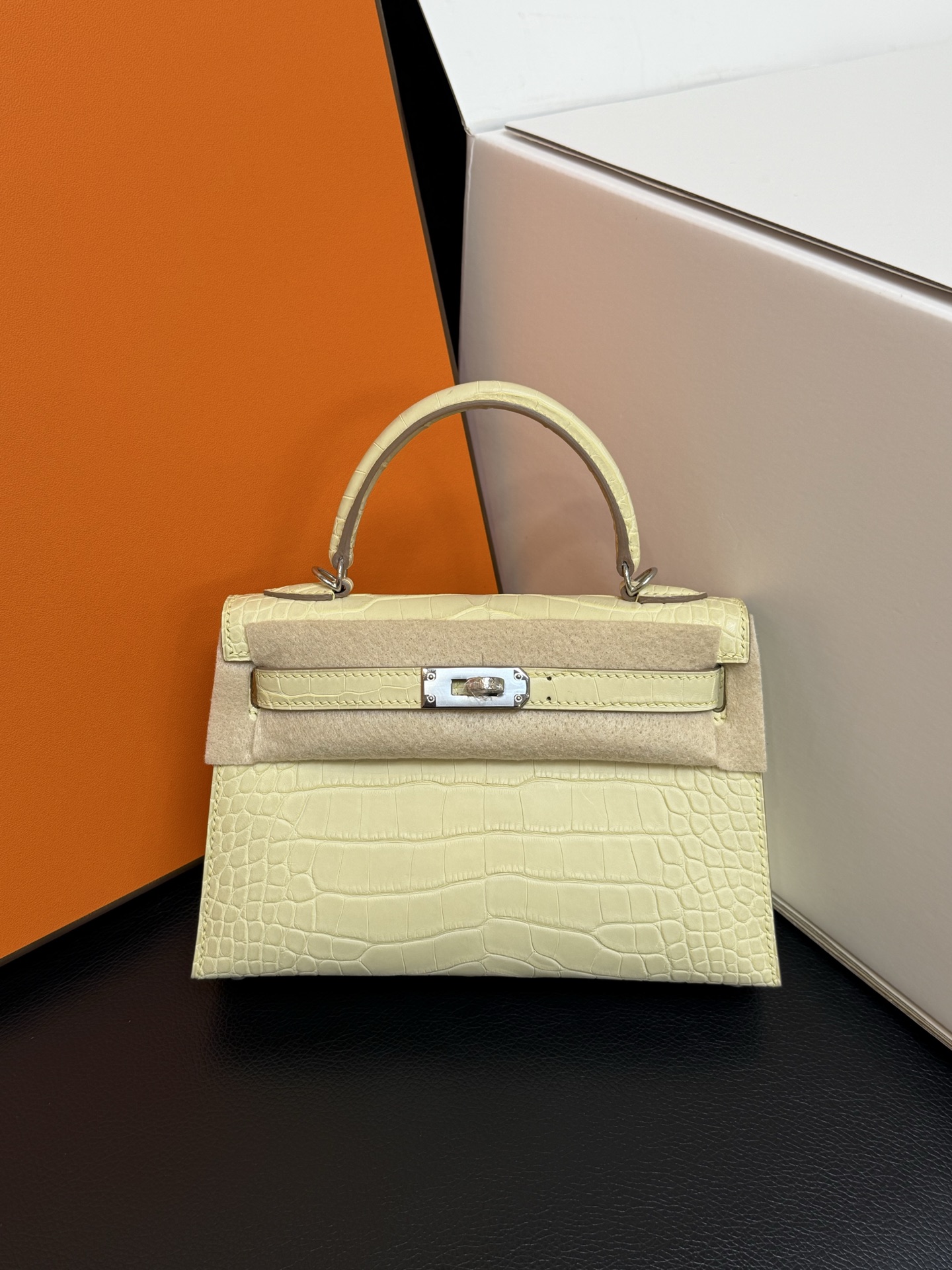 NO:699855,Kelly mini second generation 19CM American crocodile vanilla color silver buckle, imported hc American crocodile top hand sewing wax thread, Hermes, hermes, Hermes,19860909Kelly mini二代19CM 美洲鳄香草色银扣 进口hc美洲鳄顶级手缝蜡线制作,爱马仕,hermes,Hermes,,Bag