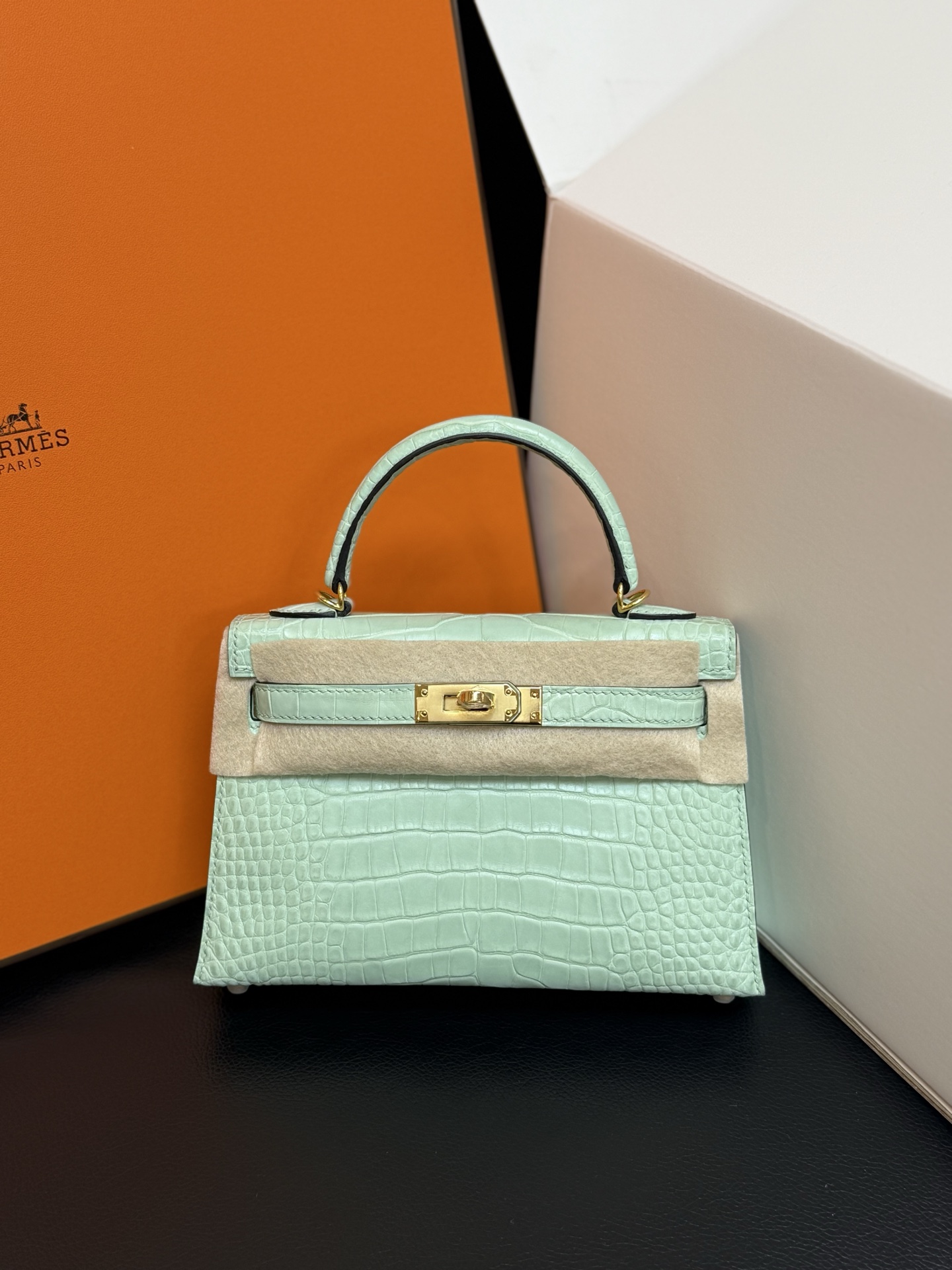 NO:699880,Kelly mini second generation 19CM. Mint green gold buckle in stock, imported matte water-dyed American crocodile skin, top hand-stitched wax thread., Hermes, hermes, crocodile skin, Hermes,19860909Kelly mini二代19CM. 薄荷绿金扣现货 进口雾面水染美洲鳄鱼皮,顶级手缝蜡线.,爱马仕,hermes,crocodile skin,Hermes,,Bag