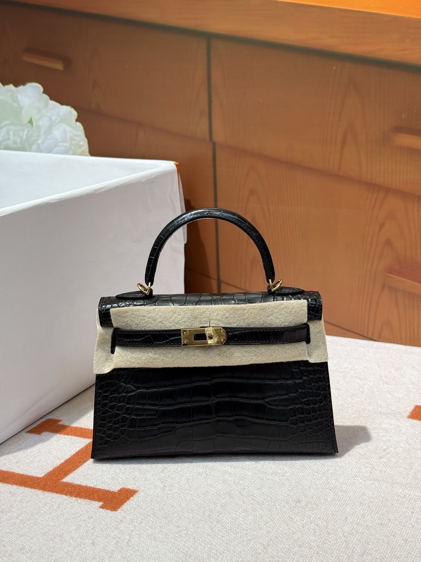NO:699842,Kelly mini second generation 19CM. Black gold buckle in stock, imported matte American crocodile skin, top hand-stitched wax thread., Hermes, hermes, crocodile skin, Hermes,19860909Kelly mini二代19CM.黑色金扣现货 进口雾面美洲鳄鱼皮,顶级手缝蜡线.,爱马仕,hermes,crocodile skin,Hermes,,Bag