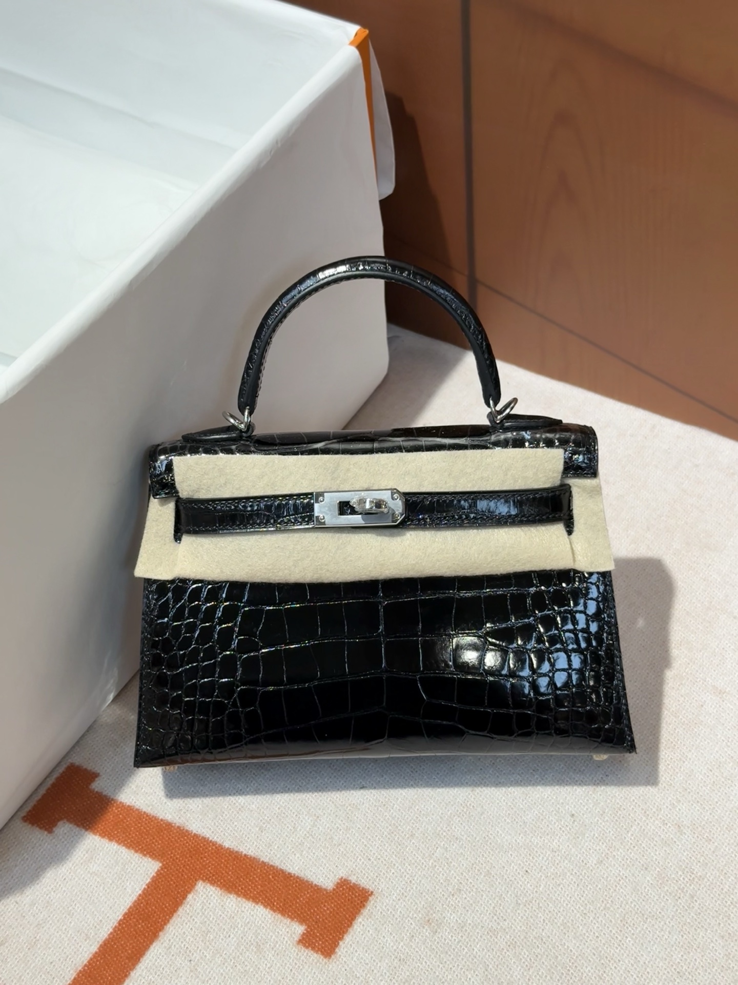 NO:699856,Kelly mini second generation 19CM. Black silver buckle in stock, imported glossy American crocodile skin, top hand-stitched wax thread., Hermes, hermes, crocodile skin, Hermes,19860909Kelly mini二代19CM.黑色银扣现货 进口亮面美洲鳄鱼皮,顶级手缝蜡线.,爱马仕,hermes,crocodile skin,Hermes,,Bag