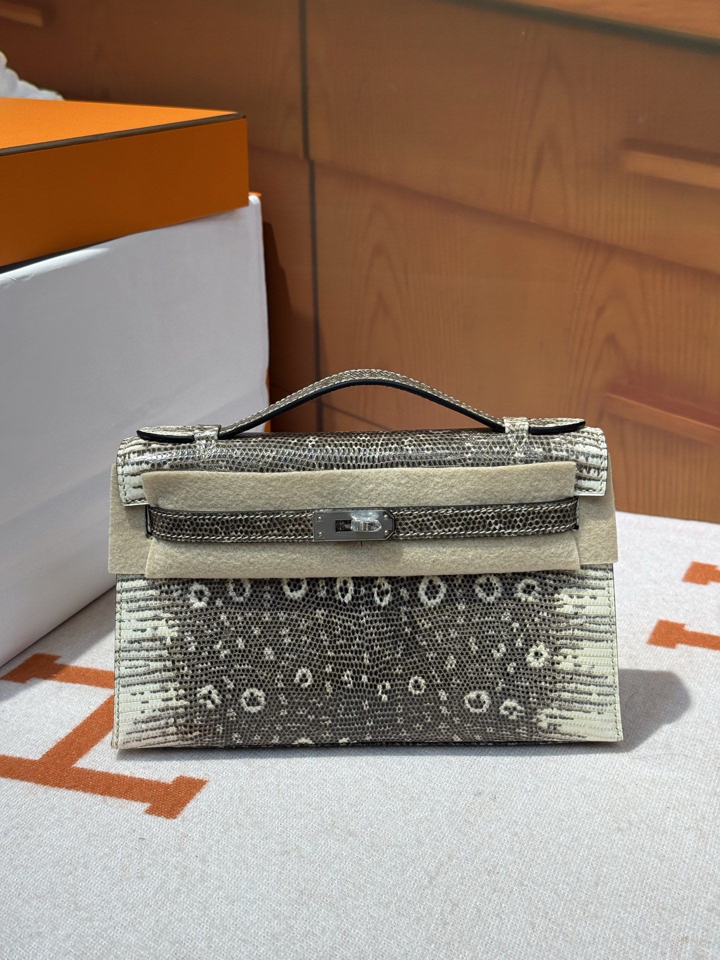 NO:700502,mini first generation 22CM. Imported lizard skin original flower silver buckle in stock top hand sewing wax thread, Hermes, hermes, Hermes,19860909mini一代22CM. 进口蜥蜴皮原花 银扣 现货 顶级手缝蜡线,爱马仕,hermes,Hermes,,Bag