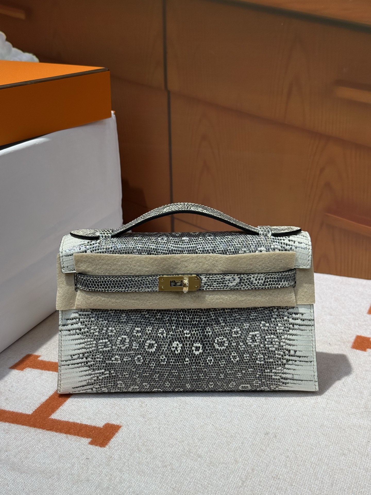 NO:700505,mini first generation 22CM. Imported lizard skin original flower gold buckle ready stock top hand sewing wax thread, Hermes, Hermes, Hermes,19860909mini一代22CM. 进口蜥蜴皮原花 金扣 现货 顶级手缝蜡线,爱马仕,hermes,Hermes,,Bag