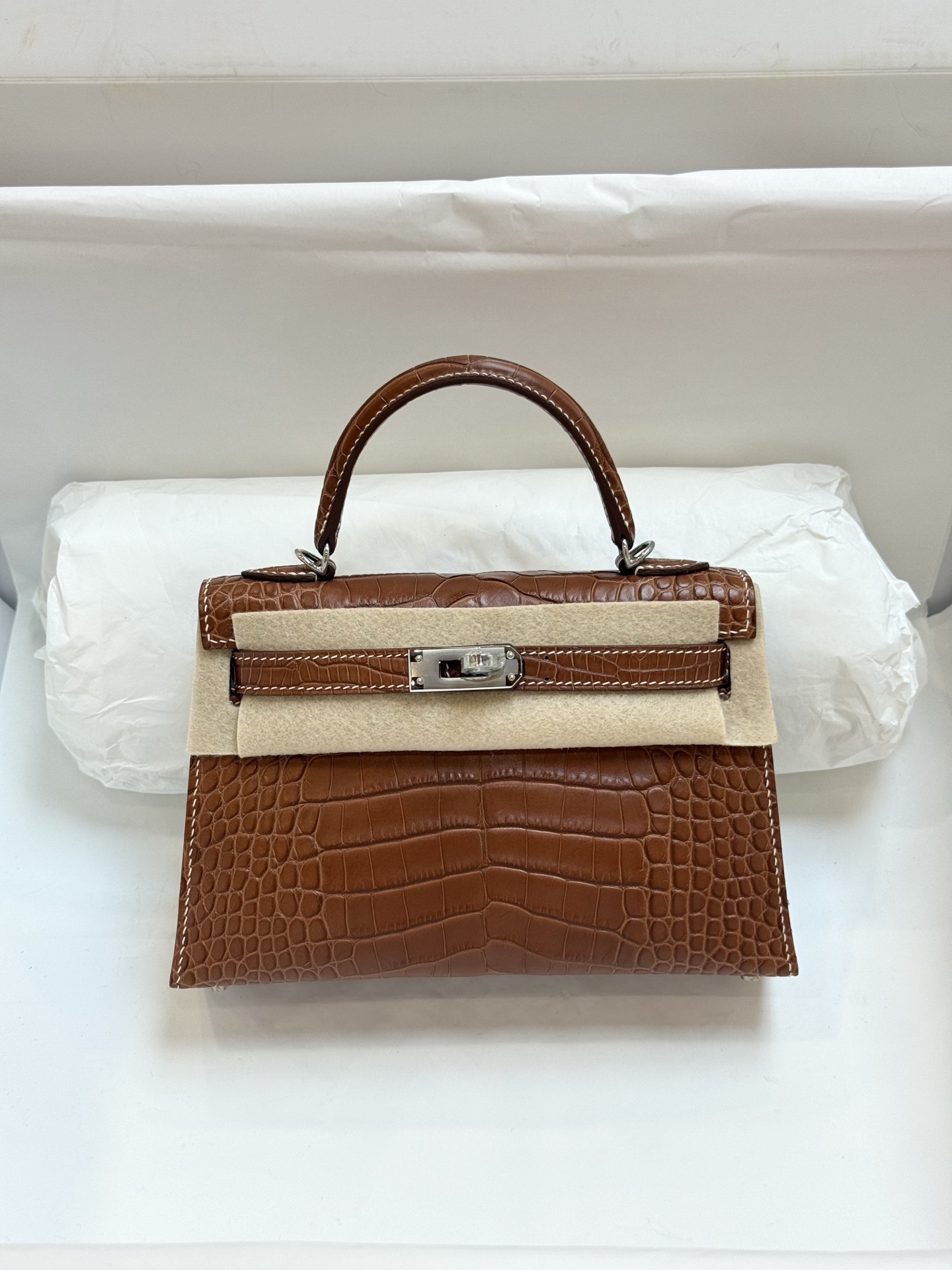 NO:699863,Kelly mini second generation 19cm American crocodile saddle color handmade nails in stock imported hc American crocodile top hand sewing wax thread, Hermes, hermes, Hermes,19860909Kelly mini二代19cm美洲鳄马鞍色 手工钉 现货 进口hc美洲鳄顶级手缝蜡线,爱马仕,hermes,Hermes,,Bag