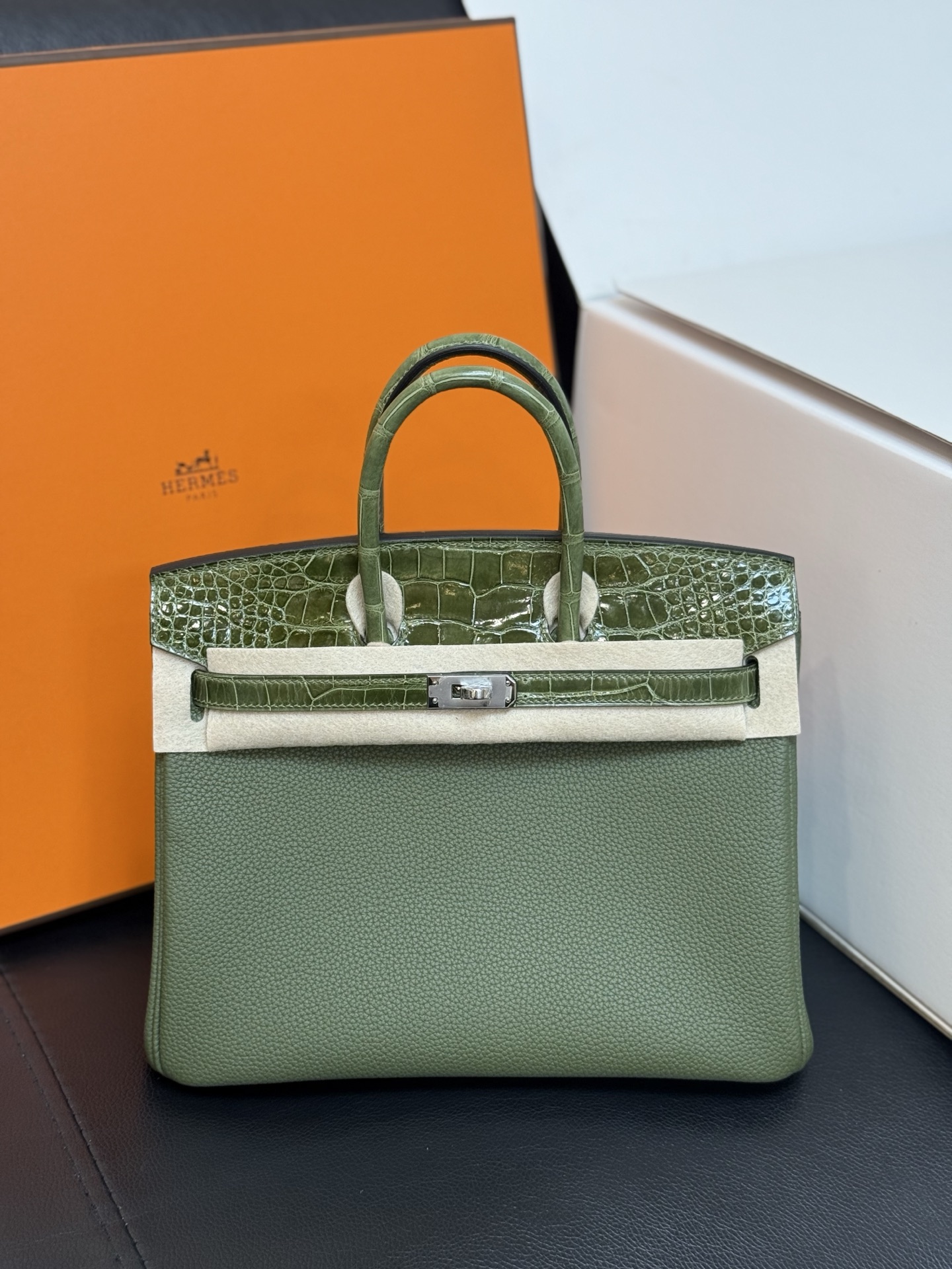 NO:701144,bk25 touch olive green silver buckle, real stock, imported American crocodile with togo leather, hand-stitched wax thread., Hermes, hermes, Hermes,19860909bk25 touch 橄榄绿银扣 现货实拍 进口美洲鳄搭配togo皮,手缝蜡线.,爱马仕,hermes,Hermes,,Bag