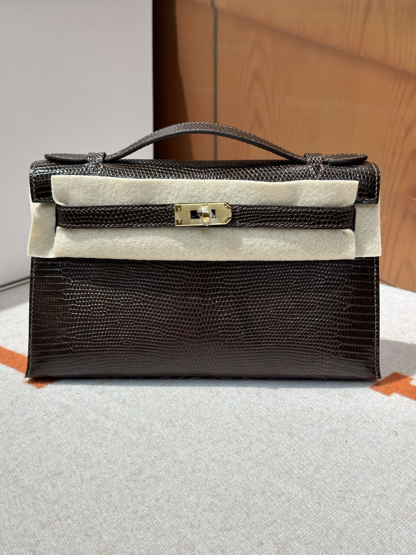 NO:700498,mini Kelly first generation 22cm ebony gold buckle in stock imported hc lizard skin pattern making top hand sewing wax thread, Hermes, hermes, Hermes,19860909mini Kelly一代22cm乌木色 金扣 现货 进口hc蜥蜴皮 对版制作顶级手缝蜡线,爱马仕,hermes,Hermes,,Bag