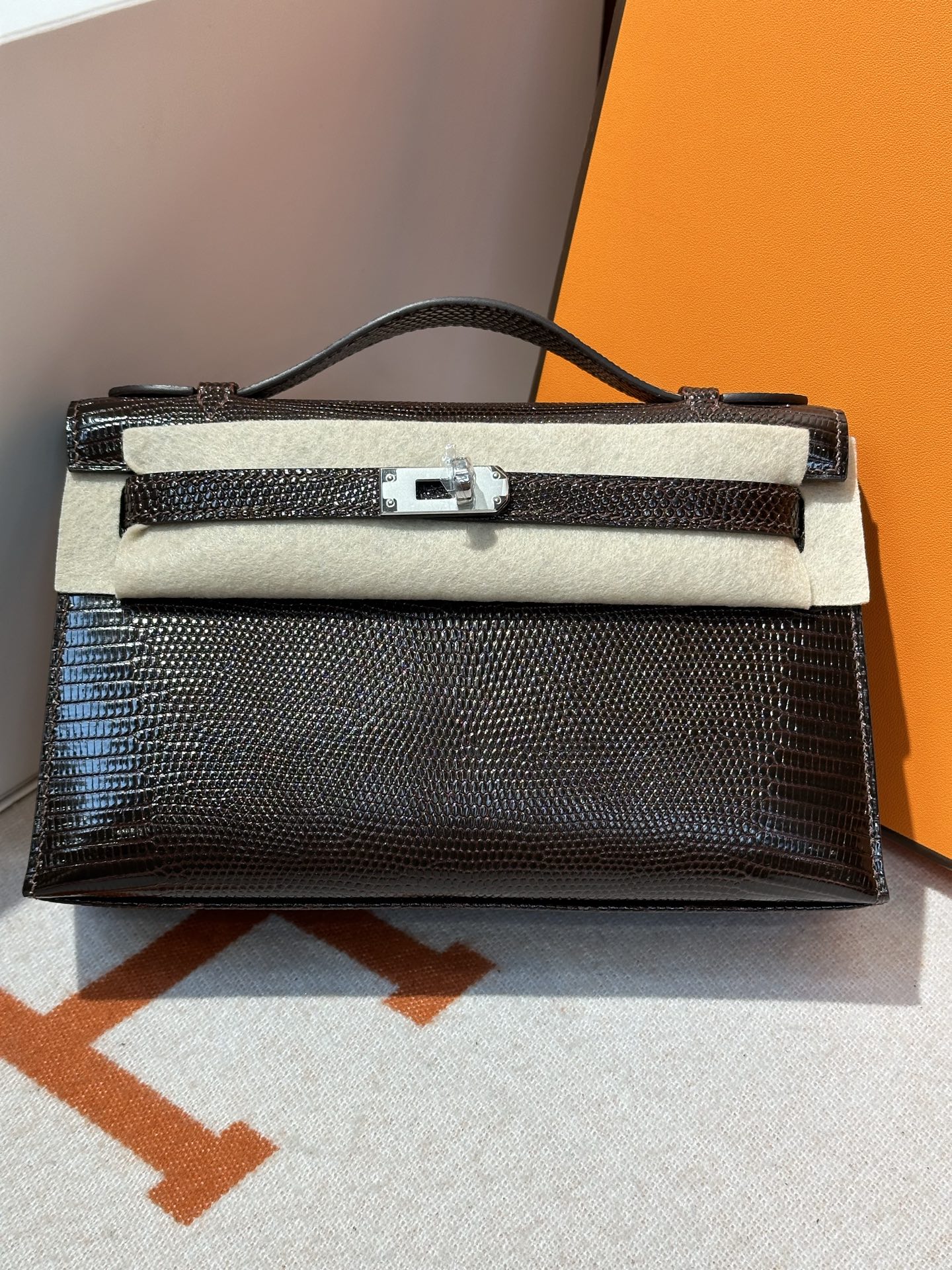 NO:700501,mini Kelly first generation 22cm ebony silver buckle in stock imported hc lizard skin pattern making top hand-stitched wax thread, Hermes, hermes, Hermes,19860909mini Kelly一代22cm乌木色 银扣 现货 进口hc蜥蜴皮 对版制作顶级手缝蜡线,爱马仕,hermes,Hermes,,Bag