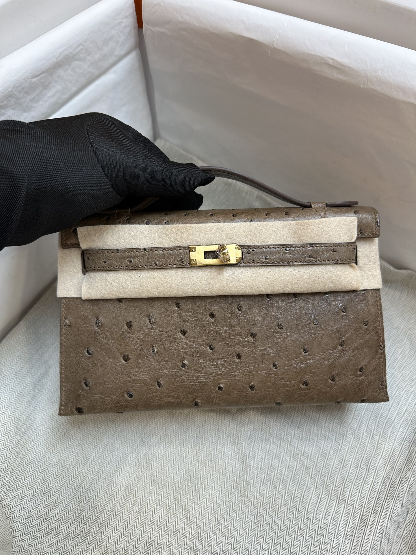 NO:717890,mini Kelly first generation 22cm imported KK ostrich skin elephant gray gold buckle top hand-stitched wax thread in stock, Hermes, hermes, ostrich skin, Hermes,19860909mini Kelly一代22cm进口kk鸵鸟皮 大象灰 金扣 顶级手缝蜡线 现货,爱马仕,hermes,ostrich skin,Hermes,,Bag