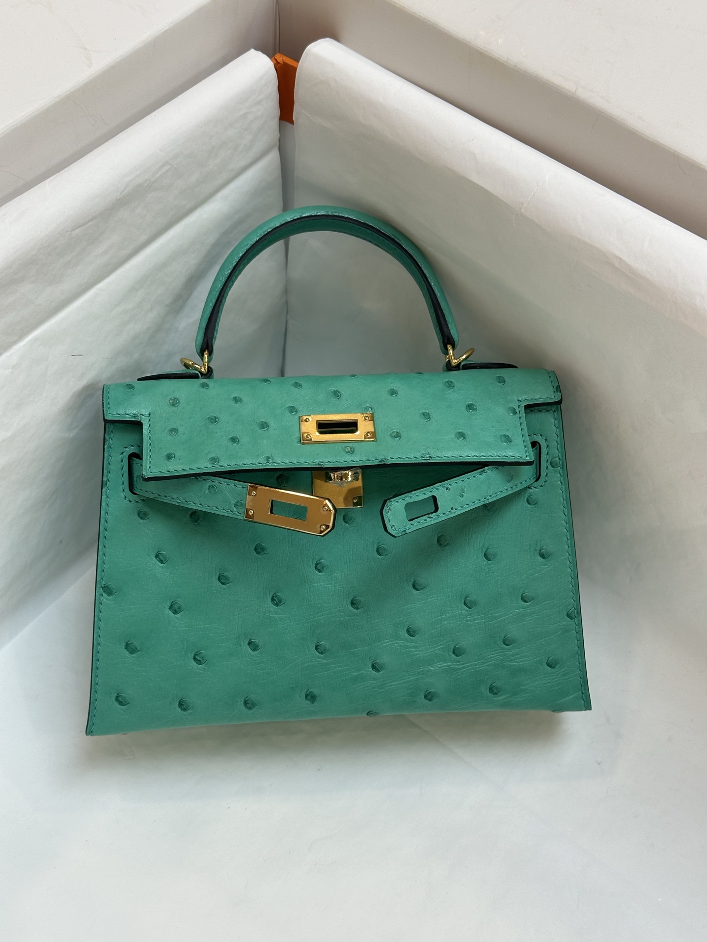 NO:717882,mini Kelly second generation 19cm imported KK ostrich skin Verona green gold buckle top hand-stitched wax thread full set of hand-made nails new arrivals, Hermes, hermes, ostrich skin, Hermes,19860909mini Kelly二代19cm 进口kk鸵鸟皮 维罗纳绿 金扣 顶级手缝蜡线 全套手工钉 新出现货,爱马仕,hermes,ostrich skin,Hermes,,Bag